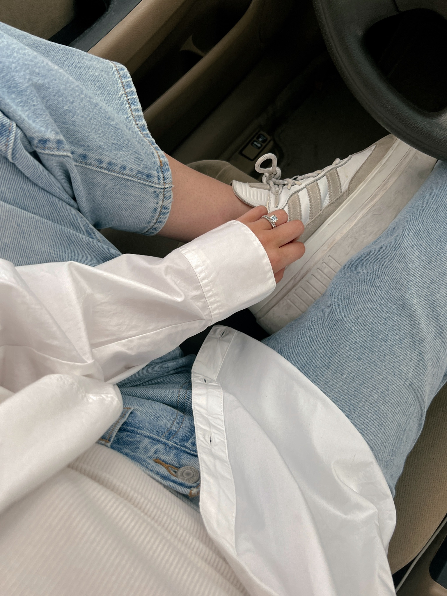 Casual chic style, everyday outfit, spring outfits, dad jeans, spring sneakers 

#LTKshoecrush #LTKfindsunder100 #LTKstyletip