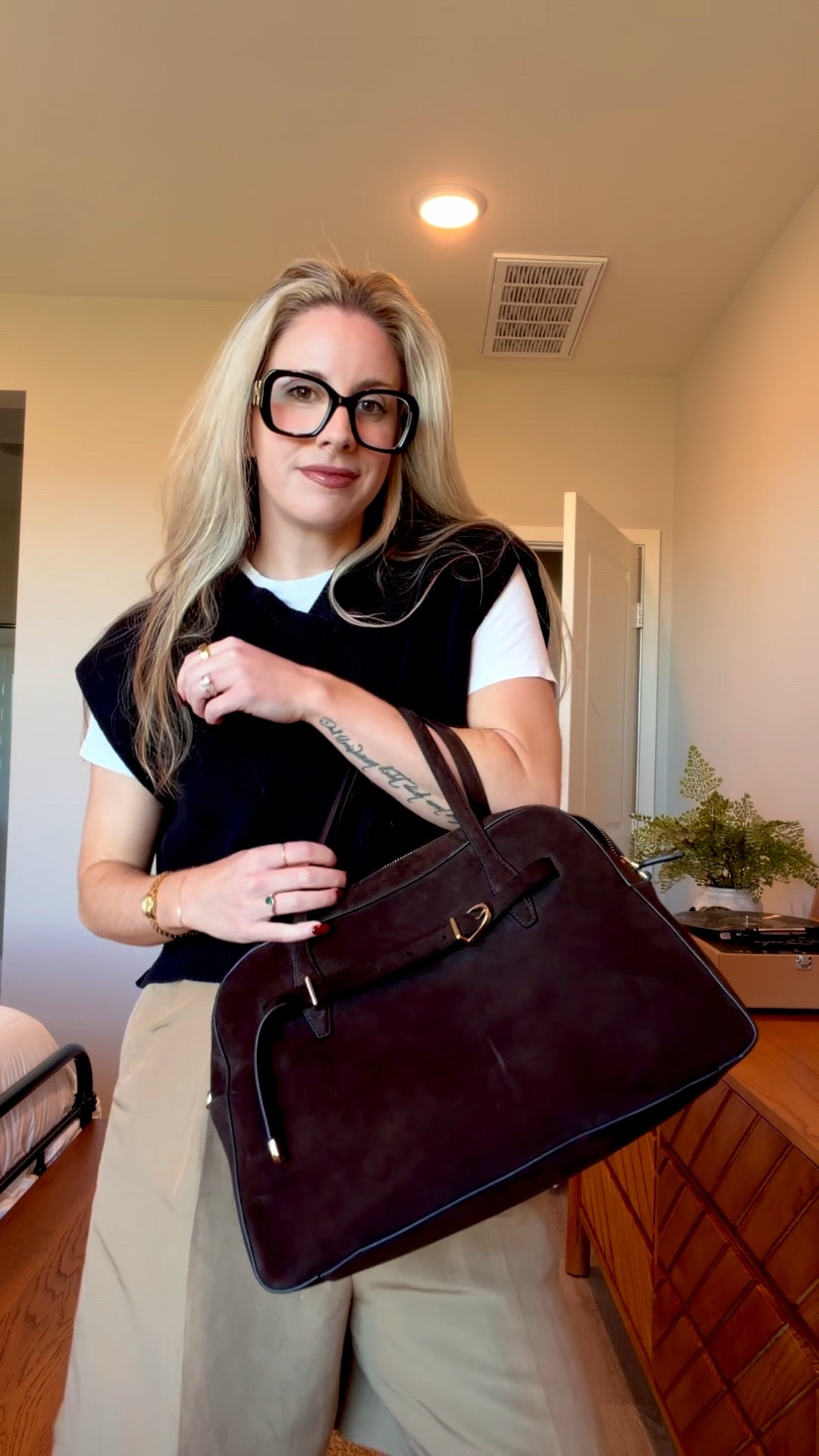 Winter Capsule… But Make It 80°

Today’s “winter” outfit in SoCal 😂
Keeping it chic even when it’s 80° out — neutral basics, layered textures, and quiet luxury details.
Linking everything below + similar options for pieces that are older or sold out.

OUTFIT DETAILS:
• LilySilk Linen-Silk Shorts (Beige) – lightweight, tailored, perfect for warm winter days
• Sezane Classic White Tee – my forever capsule basic
• Free People Sweater Vest (Black) – easy chic layering
• Madewell Suede Belt (Brown)
• Madewell Suede Crossbody Bag
• Chunky Loafers + Sheer Black Socks

Tap to shop + save for winter capsule inspo 🤍

quiet luxury
winter outfit
capsule wardrobe
elevated basics
neutral outfits
winter fashion
california outfit
warm winter outfit
minimal style
get dressed with me
soft life aesthetic
favorite basics


#LTKFindsUnder100 #LTKWorkwear #LTKootd