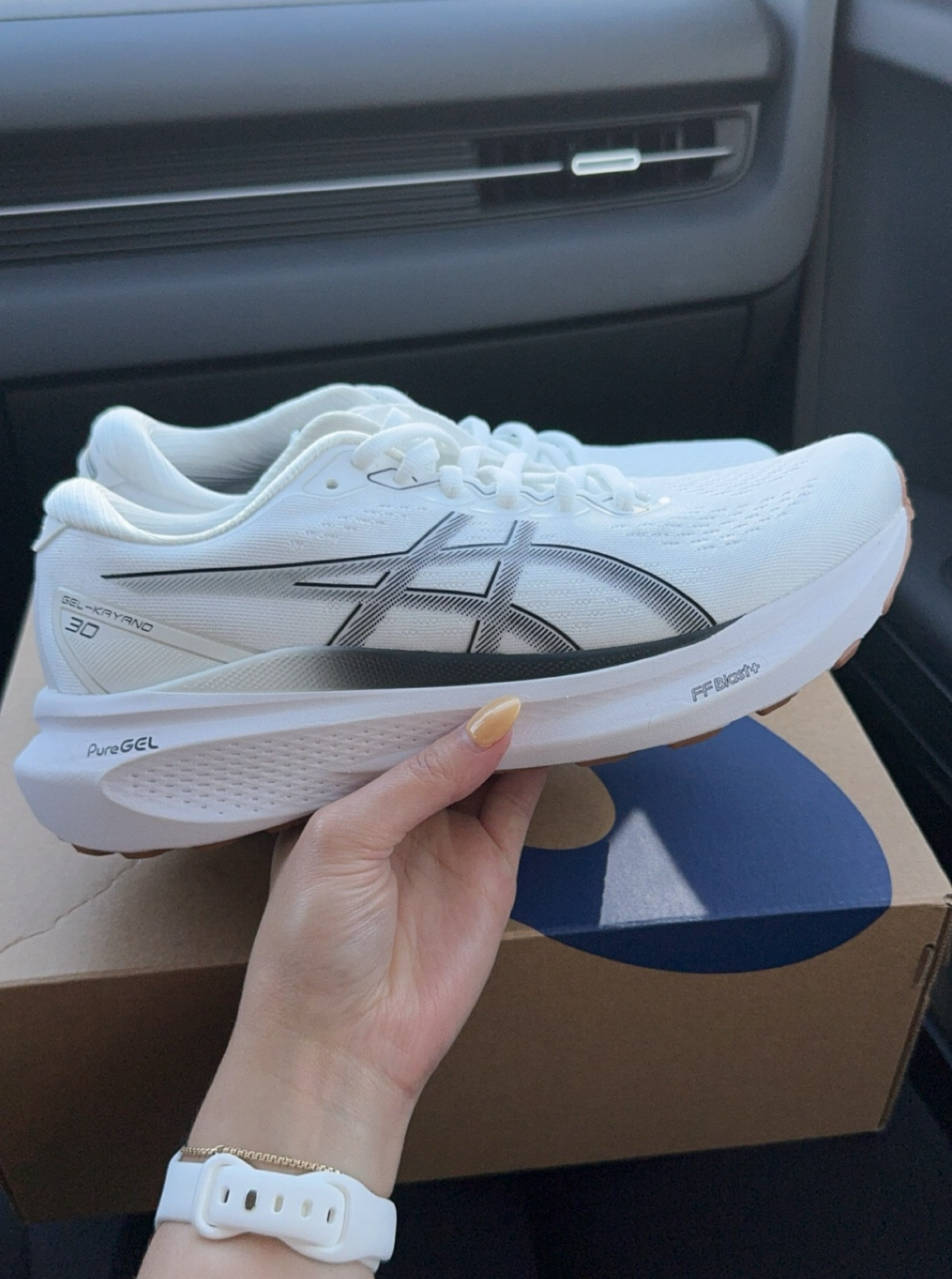 🚨 Just got a great price on these ASICS they’re on sale right now! Such a great running shoe for all runs, long and speedwork! Maximum cushion and great stability! 