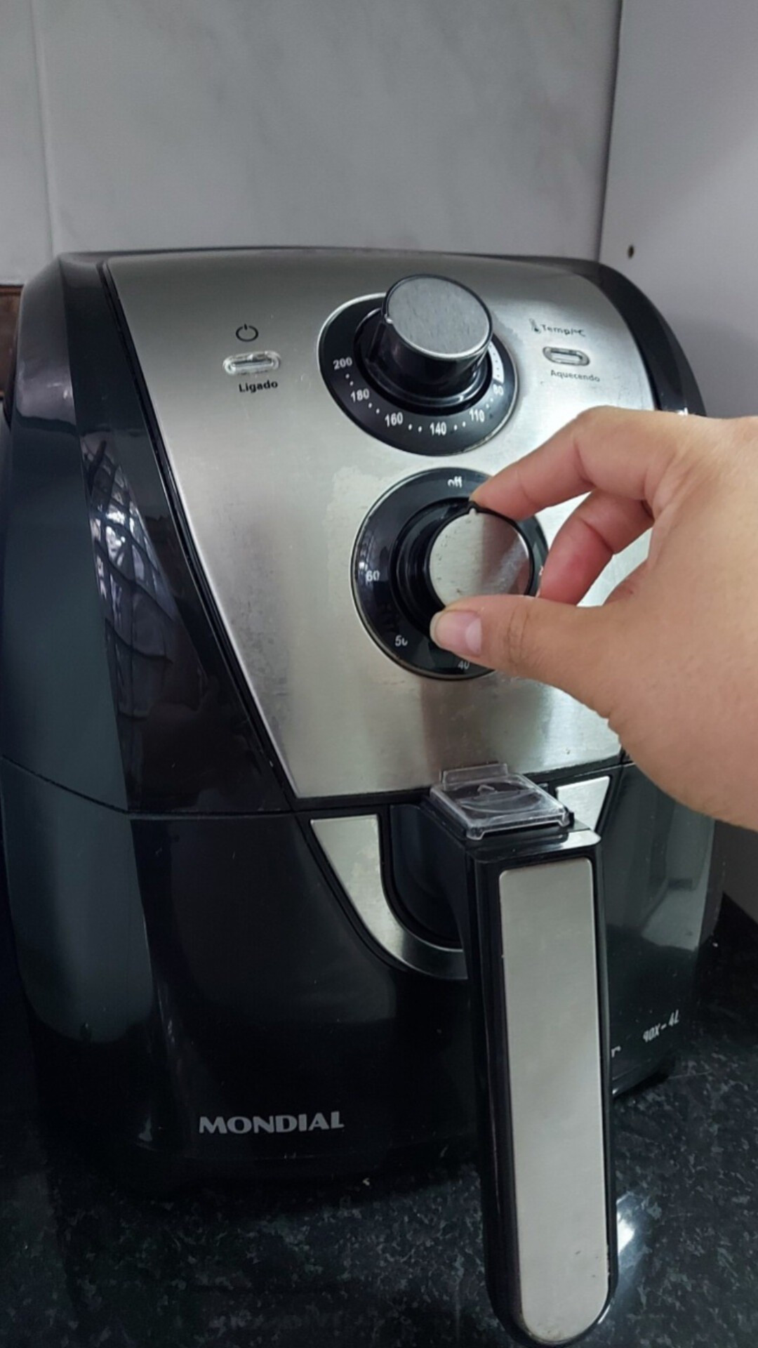 🍟 Demorei a me render ao mundo dos apaixonados por Airfryer, mas hoje não vivo sem a minha Mondial Family! Ela tem o tamanho de 4L que é perfeito para mim e o cesto quadrado faz toda diferença porque acomoda os alimentos perfeitamente. A fritadeira faz de tudo: assa, grelha, frita, tosta, e o melhor, sem usar óleo. A batata frita fica hiper crocante, sem falar nas carnes, legumes e até bolinhos para o lanche que faço nela. Praticidade e sabor em um só aparelho! Amo! 🍗❤️

#LTKbrasil