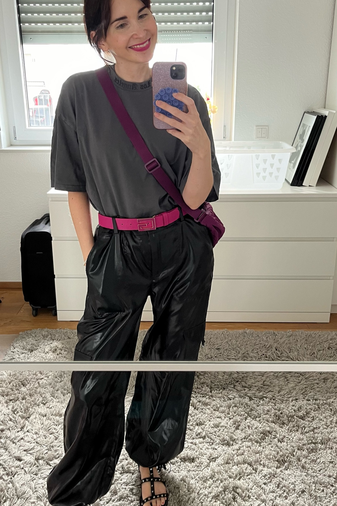 Eine schwarze Cargo-Pants ist für mich das absolute Must-have für Herbst 2024 🖤🔥 Der pinke Guess Gürtel setzt ein farbliches Statement 💕

#LTKautumn #LTKstyletip #LTKdeutschland