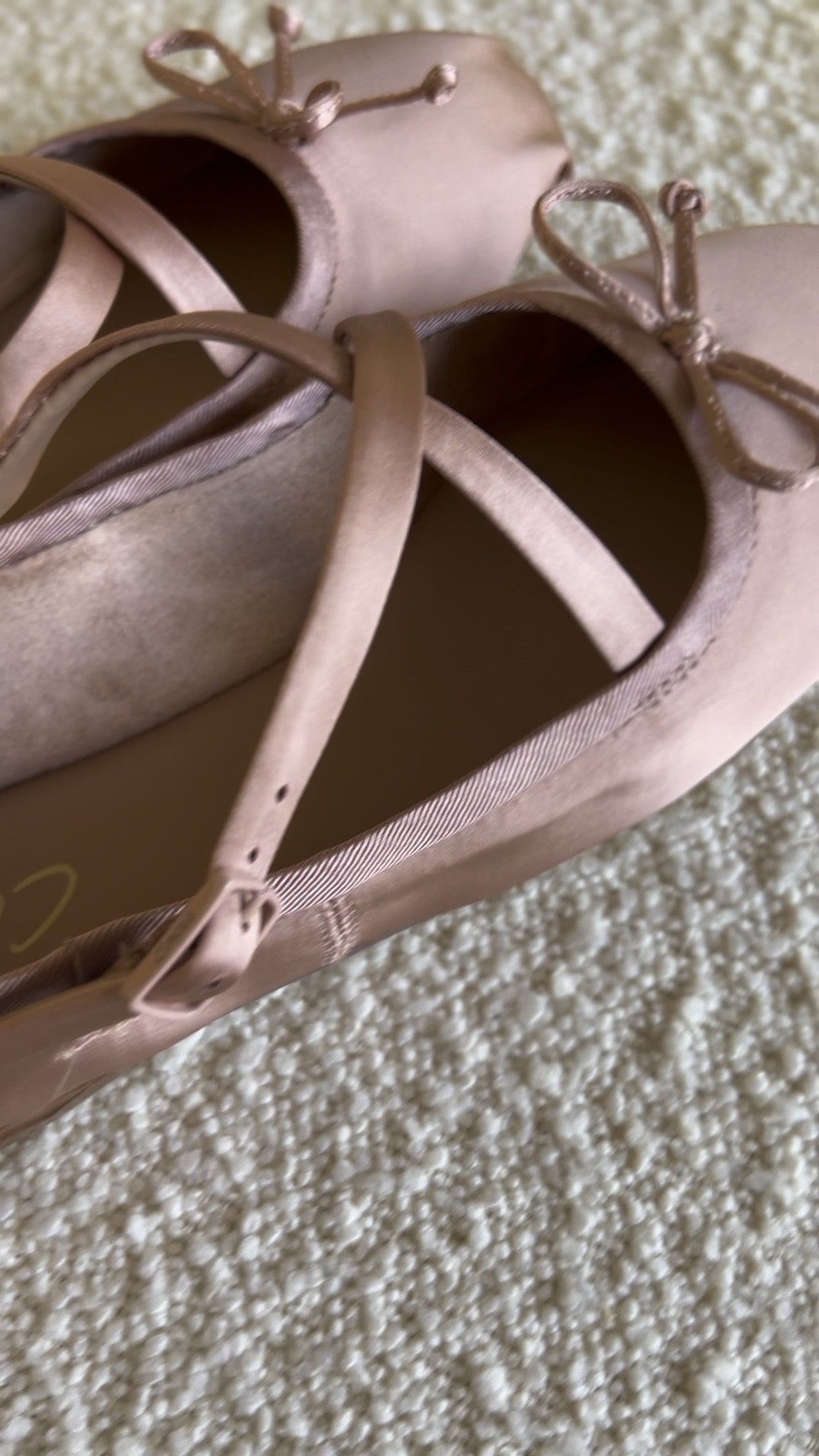 Ballet flats for fall! These trending shoes are so flattering and  feminine.
Would be perfect as a wedding guest or with a fall dress. Happy shopping! 
.
.
.
.
.
.
.
.
.
#falltrends #concertoutfits #balletflats #fallshoes 

#LTKshoecrush #LTKfamily #LTKHoliday