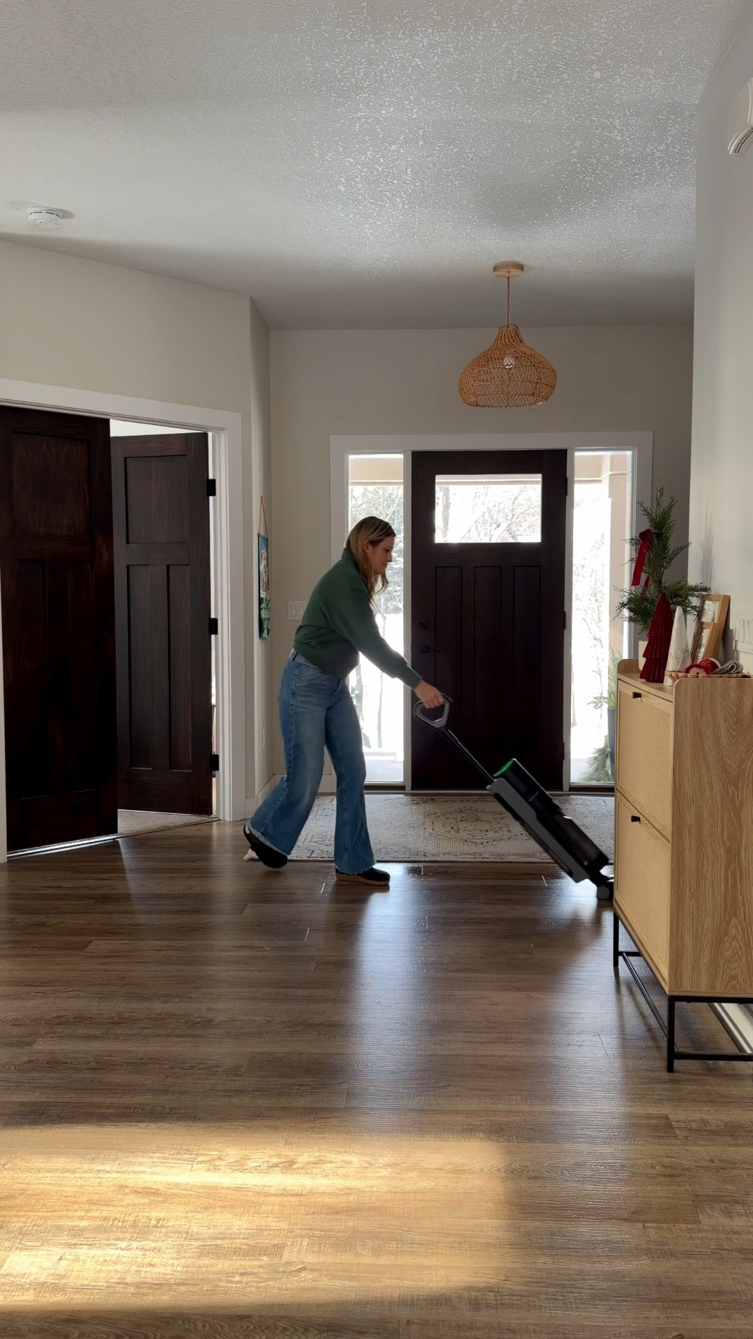 A more REALISTIC approach to a quick, simple clean ⬇️⬇️⬇️

➡️ Keep supplies handy
Stash a small cleaning caddy in each room for quick wipe downs...no more running back and forth! (This works really well!)

➡️ Find a good all-purpose cleaner for multiple surfaces! 
I will link some of my favorite non-toxic cleaners that are used for everything! Just grab a rag and go to town! 🙌

➡️ find cleaning tools that can multitask! I have this amazing wet/dry vac that cuts down cleaning time so much! 

What's your go-to cleaning hack? 