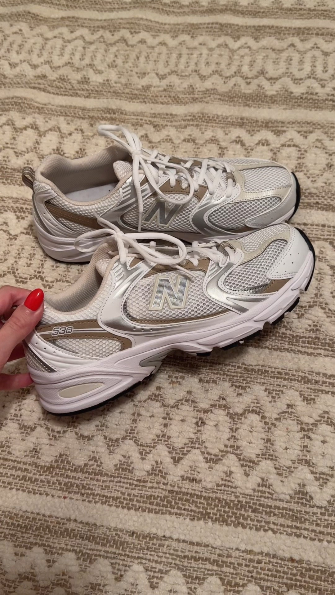 New Balance 530 🤎✨

True to size 

White sneakers, neutral sneakers, trendy sneakers, summer shoes 

#LTKVideo #LTKActive #LTKFitness