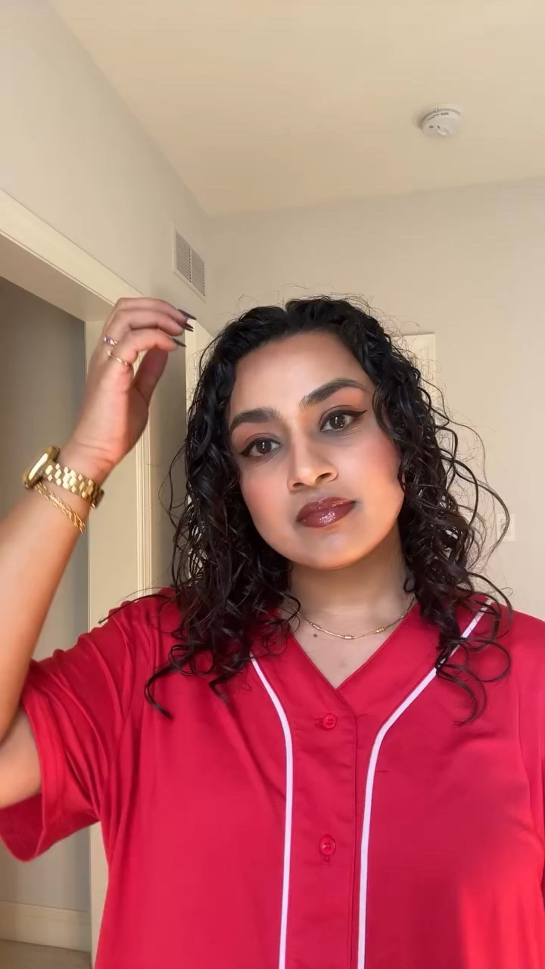 Diwali transition part 3

Sari: @vlzaris 
Jewelry: @mejuri @bypavoi @mithracollectionsbyasha & @kushalsfashionjewellery 
Sari Silhouette & Blouse: @tiabhuvadotcom 
Makeup: @kulfi.beauty @mangopeoplecosmetics @livetinted @nyxcosmetics @hudabeauty @merit  @milkmakeup  @saiebeauty 
Hair: @bouncecurl 

#Diwali #transition #handloom #microinfluencer #fashion