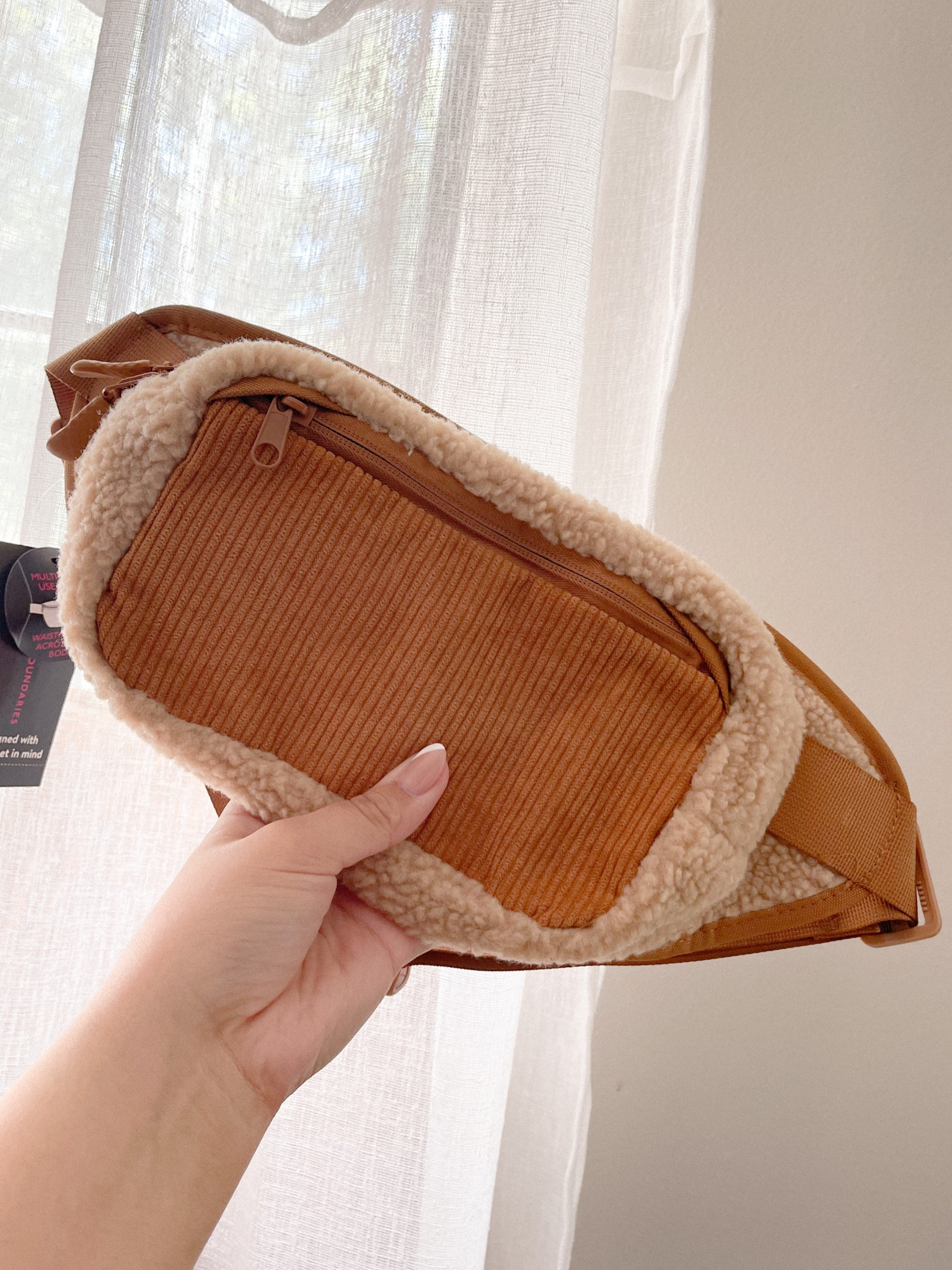 Corduroy & Sherpa Fanny pack from Walmart- only $13

Walmart find
Fanny pack
Bumbag
Fall accessories


#LTKitbag #LTKunder50 #LTKSeasonal