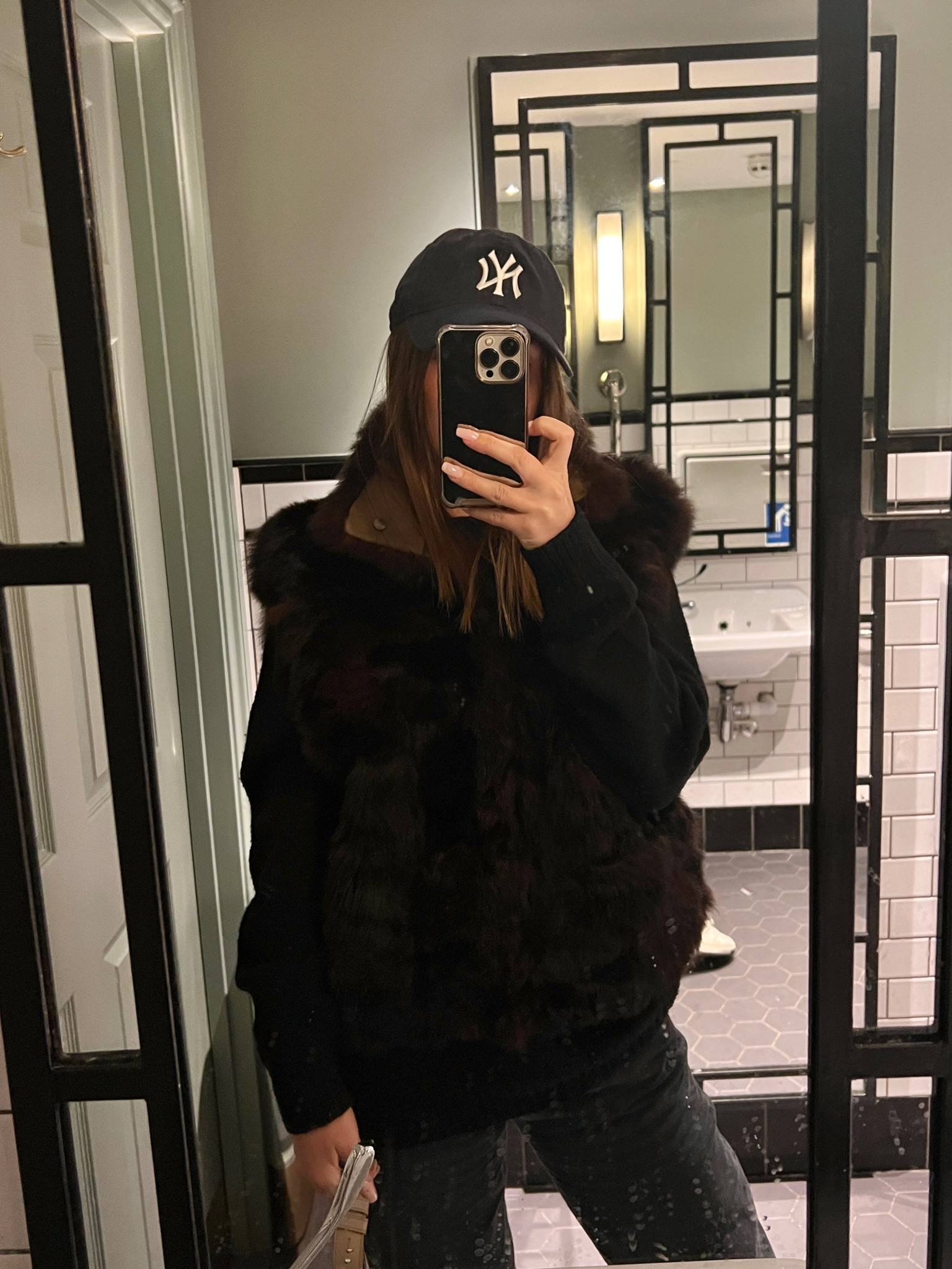 Just a little london bathroom selfie

#LTKtravel #LTKSeasonal #LTKstyletip