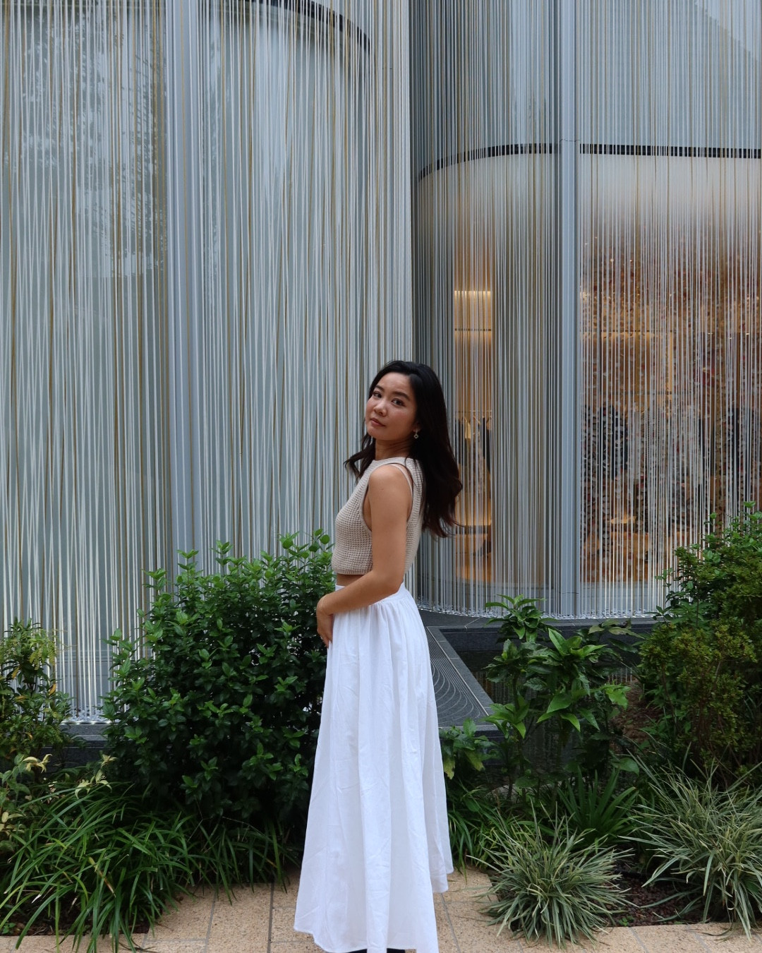 Timeless white skirt outfit