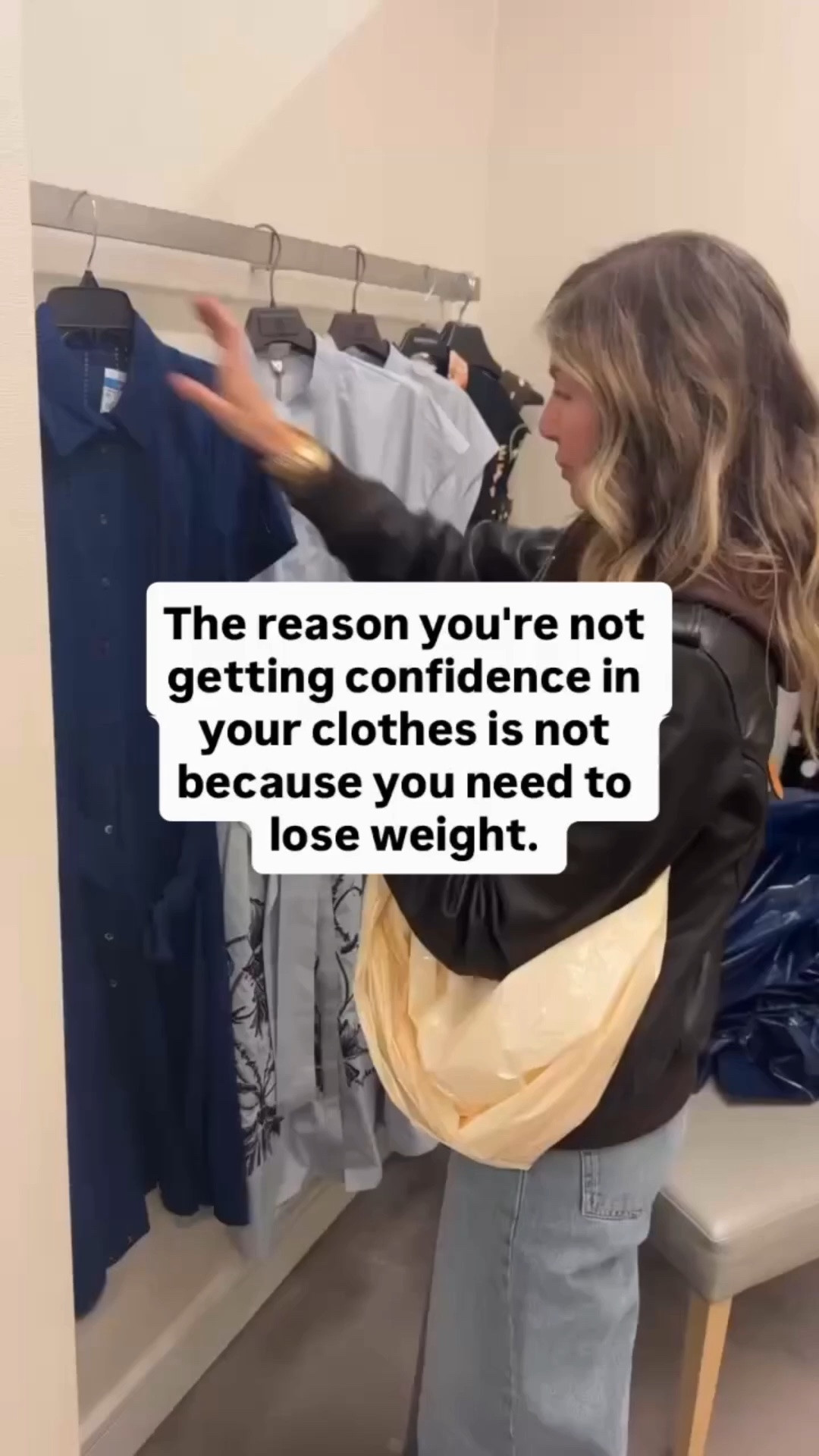 We see this with so many of our clients: they’re wearing clothes that are 1-2 sizes too big because they think it’s “”safer”” or more “”flattering”” to hide their body.

But here’s what’s actually happening: oversized clothes don’t hide anything—they just make you look larger and less polished than you are.

Why women wear the wrong size:

You’re still buying the size you wore 10 years ago (even though bodies change and so does sizing)

You think “”looser = more flattering”” (it doesn’t—fit and structure are what flatter)

You’re uncomfortable with how your actual size feels (because vanity sizing has messed with your head)

You’re trying to hide parts of your body (but drowning in fabric just creates shapelessness)

Here’s the truth: Clothes that actually fit your body—not too tight, not swimming on you—will ALWAYS look better, feel better, and make you more confident than wearing the “”safe”” bigger size.

Fit isn’t about the number on the tag. It’s about how the garment sits on YOUR body. A size 10 that fits perfectly looks infinitely better than a size 6 that pulls or a size 14 that bags.

What proper fit looks like:
✔️ Seams hit at your natural shoulder (not drooping down your arm)
✔️ Waistbands sit comfortably without gaping or digging
✔️ Sleeves end at your wrist bone (not halfway down your hand)
✔️ Pants hem at the right spot for your shoes and leg length
✔️ The fabric skims your body without clinging or pulling

Stop trying to disappear into your clothes. Wear the size that fits, and watch your confidence skyrocket. 💪

✨ Follow for more honest styling truth