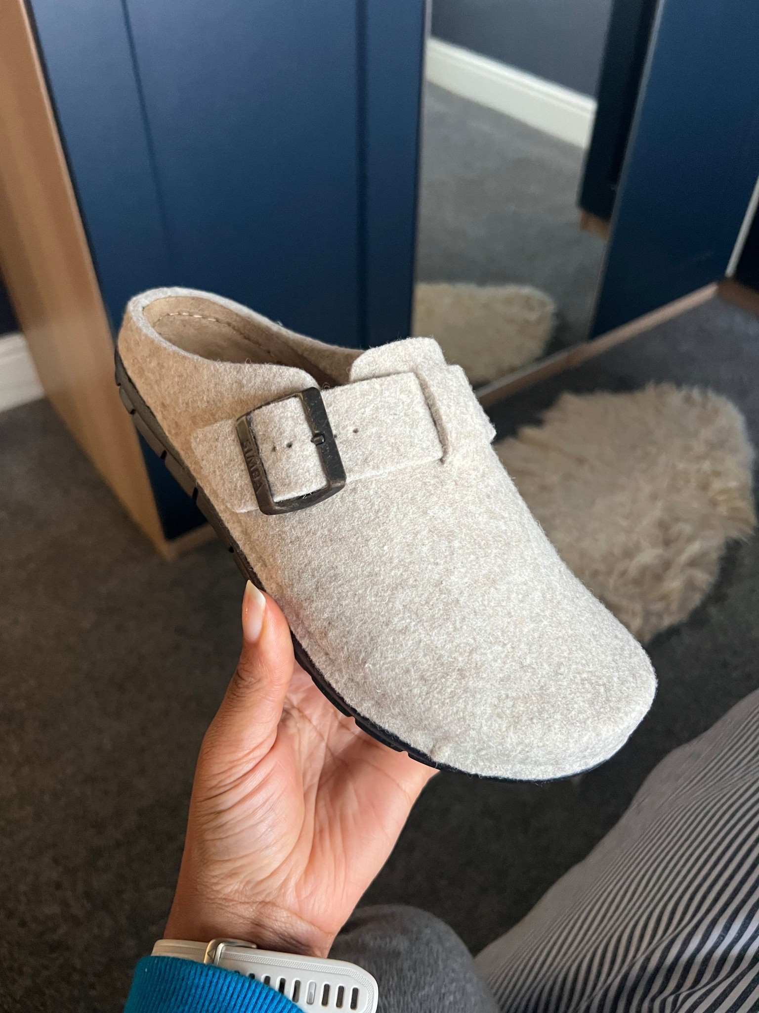 This weather is cosy slippers weather 🥰

Indoor shoes, clog slippers, home, cosy home, beige slippers, grey slippers, women’s slippers, Amazon, 

#LTKhome #LTKwinter #LTKsale