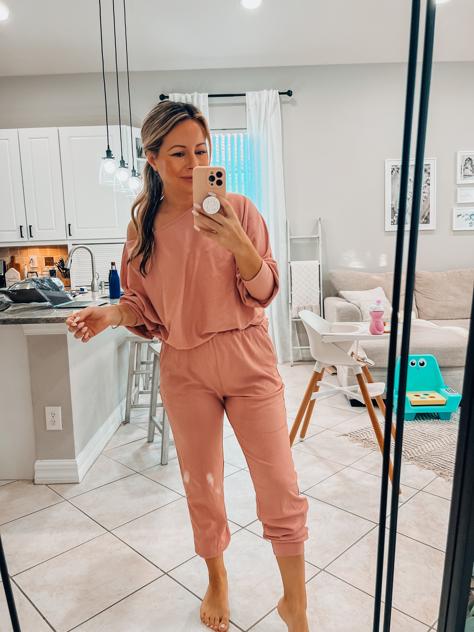 Amazon loungewear set with sweatshirt and joggers. Jogger pants have pockets 👍🏼 

#LTKSeasonal #LTKfindsunder50 #LTKstyletip