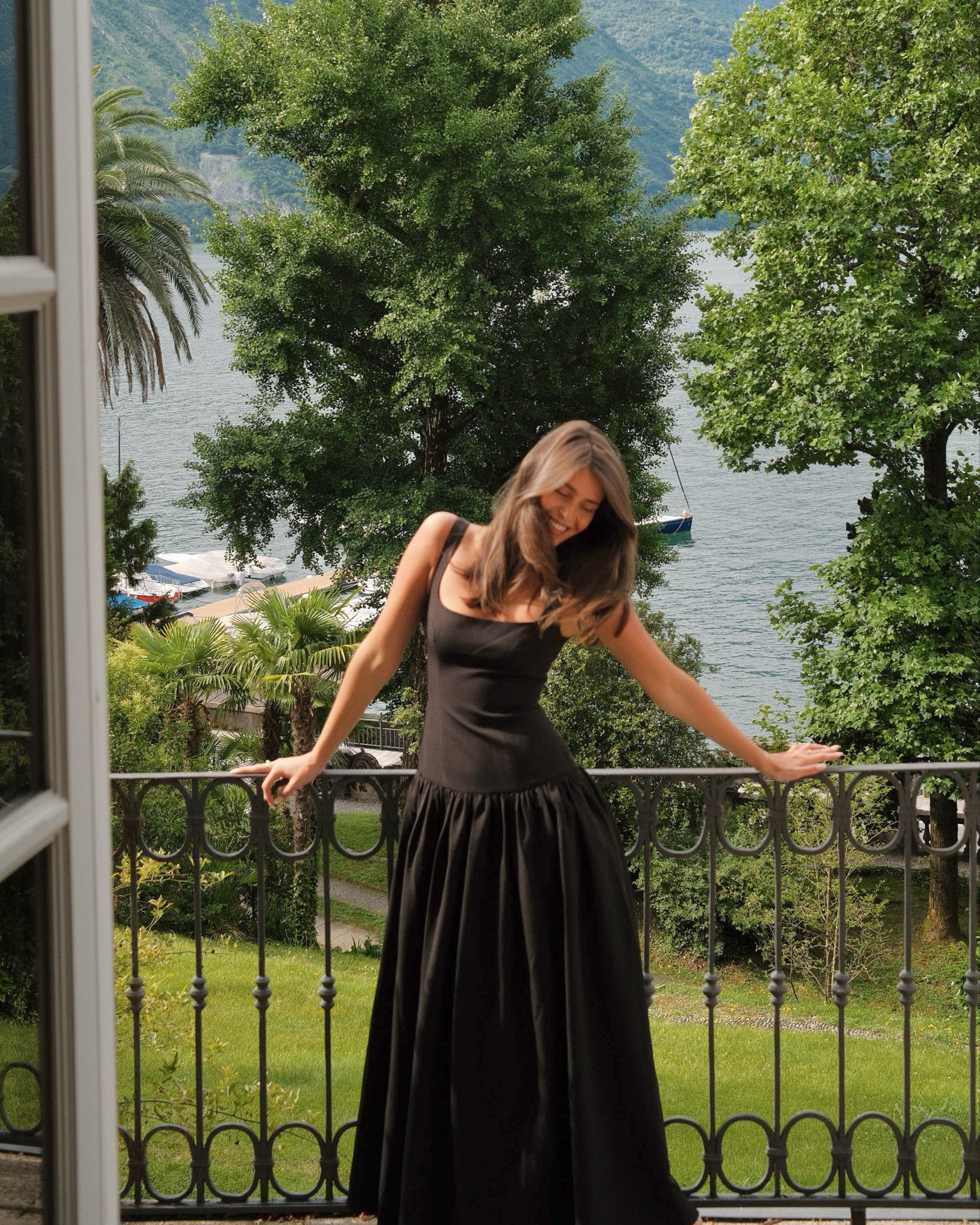 The perfect dress for Como 🌳 from Revolve!! 

Wearing size small 