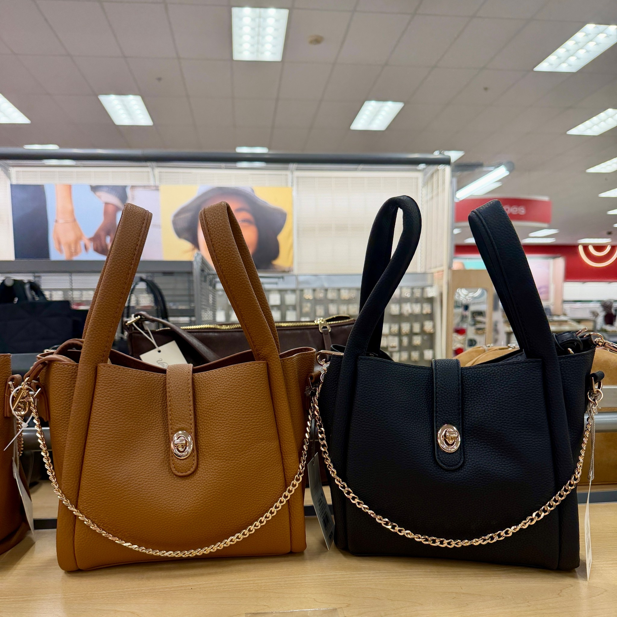 The cutest purse! 👜

Target style, target finds, target purse, handbags, small purse, fall purse, fall handbag 


#LTKStyleTip #LTKFindsUnder50 #LTKItBag