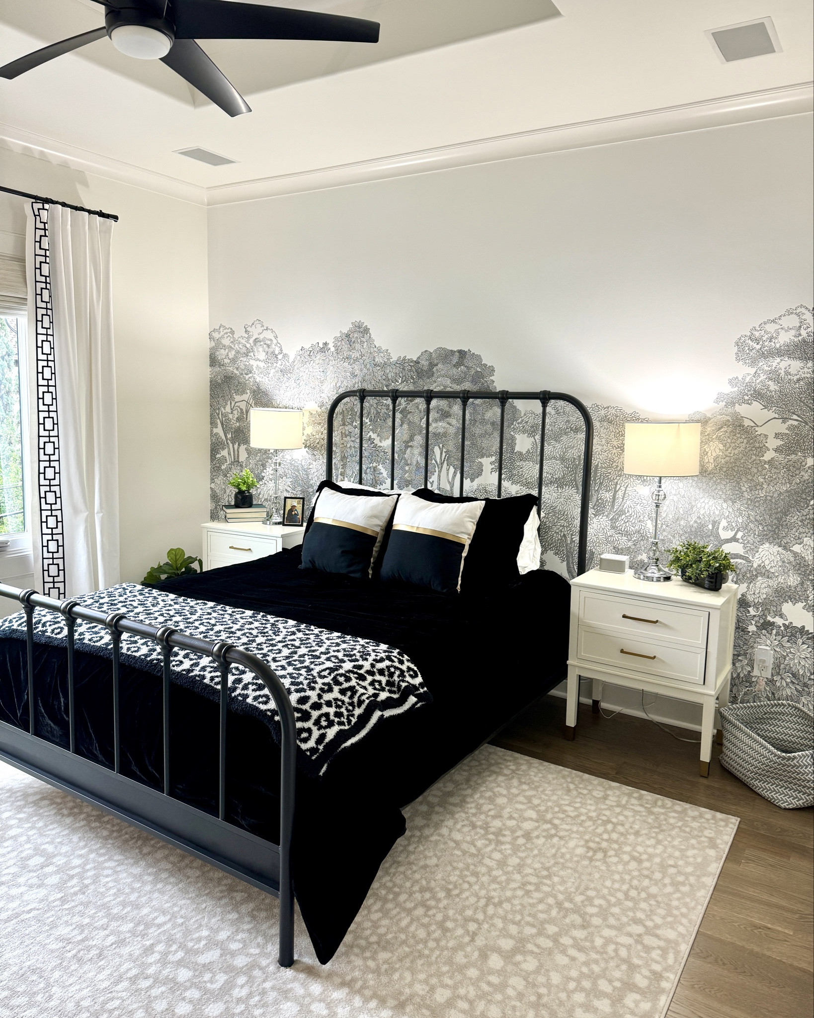 Guest Bedroom Decor

#everypiecefits

Home decor
Home decorations
Bedding
Bed frame 
Area rug

#LTKHome #LTKStyleTip #LTKFamily