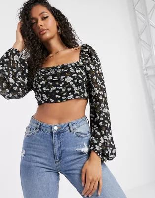 Boohoo – Kurzes, gerafftes Oberteil in Schwarz mit floralem Ditsymuster | ASOS (Global)