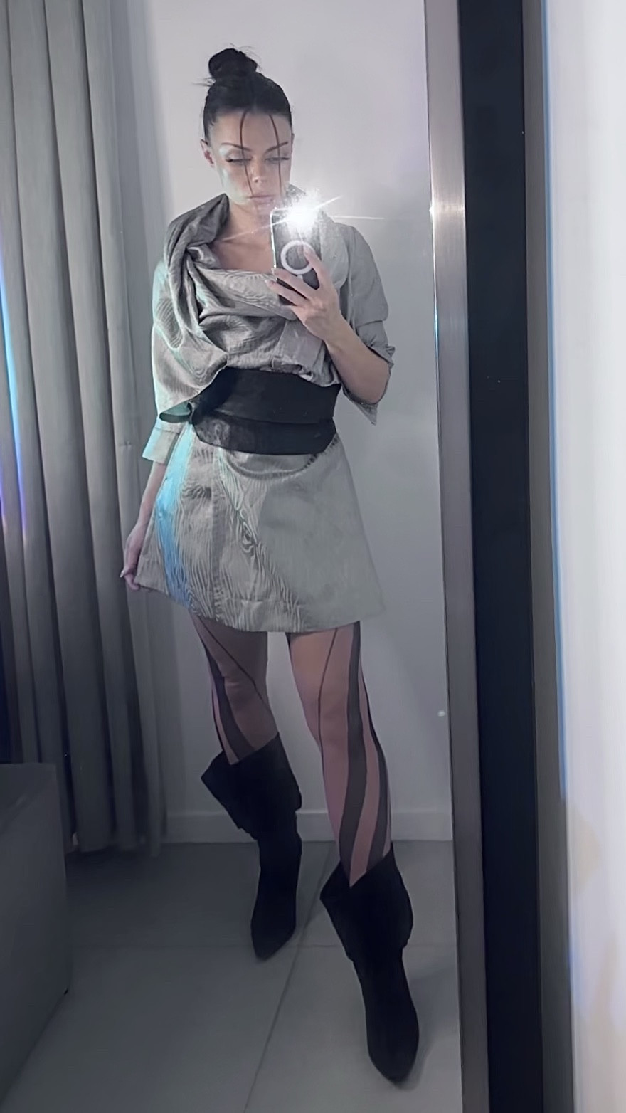 Chemise assimétrica com cinto espartilho, meia gráfica estilo mugler e bota slough. 

#LTKFind #LTKstyletip #LTKbrasil