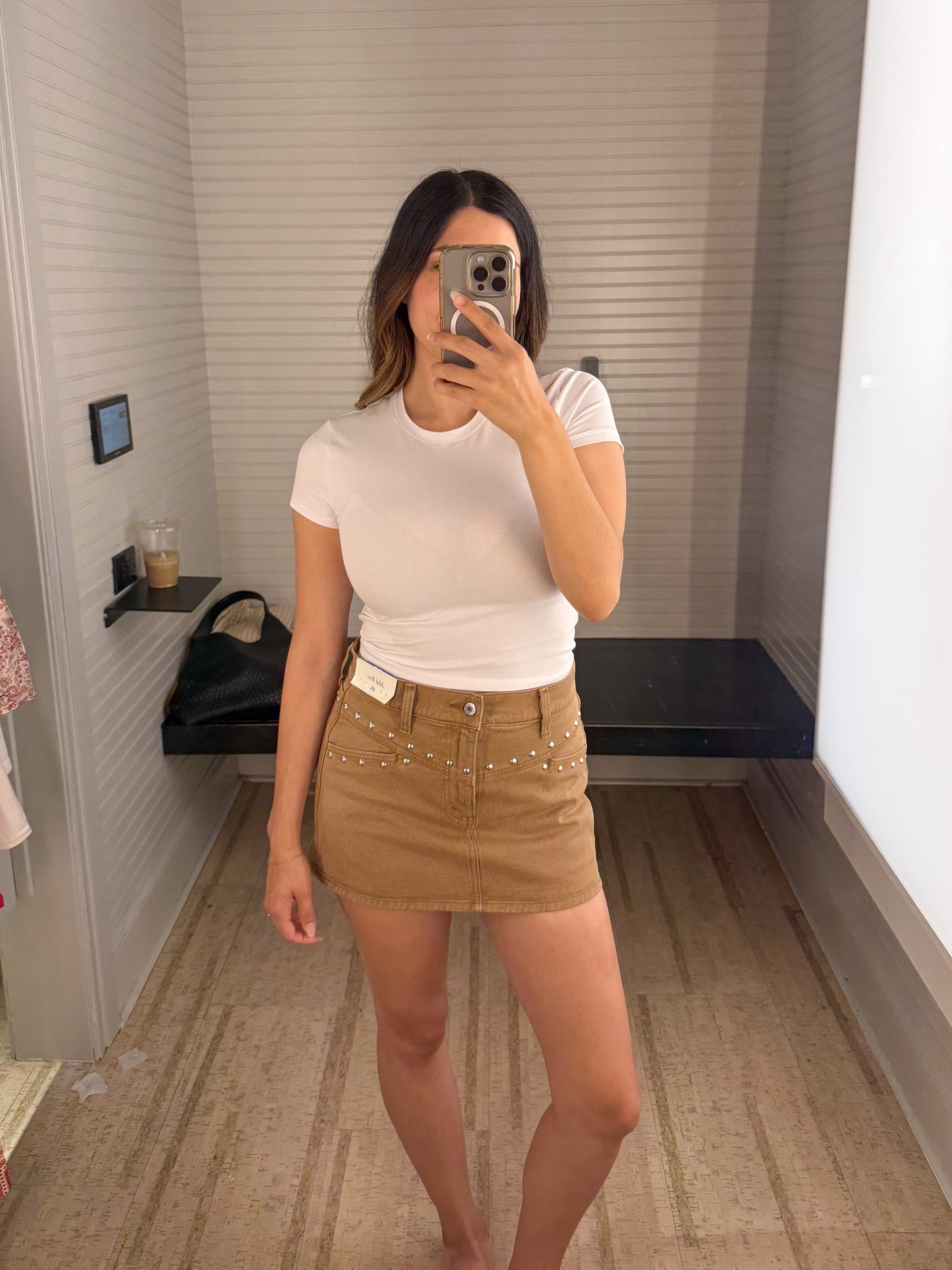 Size 25 in skirt & XS in tee


Denim brown skirt, white baby tee shirt, mid rise skirt, mini skirt, rhinestones skirt denim, Abercrombie clothes 