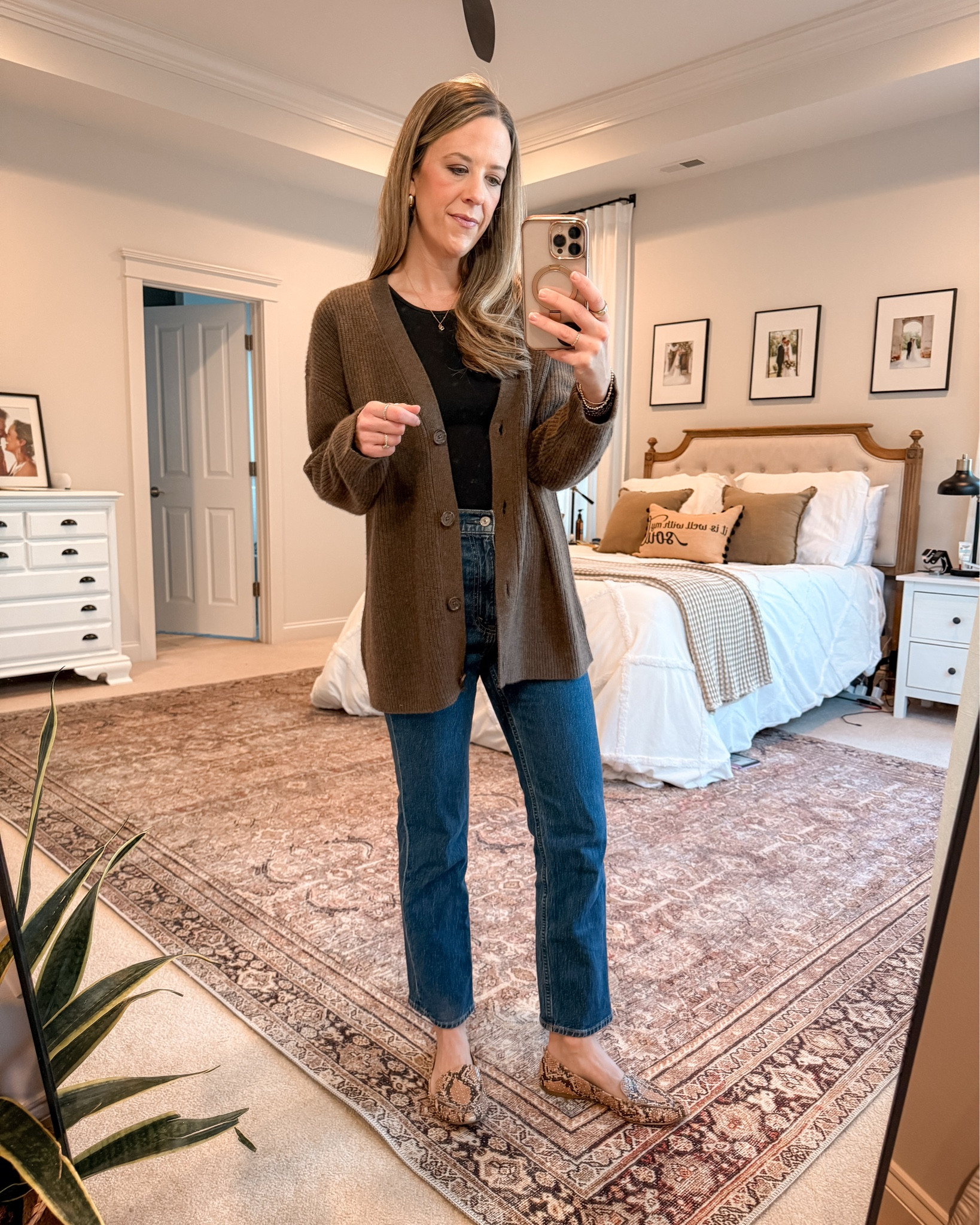 Cozy casual in the Quince Mongolian Cashmere Oversized Boyfriend Cardigan 🤎
It’s a splurge but worth every penny (and a perfect Christmas list item).

Use my code INFG-25SIMPLYCHICMAMA10 for 10% off at Quince.


I’ll also link a similar option under $60.

Jeans are my tried-and-true Abercrombie High-Rise Ankle Straight Jeans — I have four pairs. I sized up to a 26R in this wash and the black.
#QuinceFinds #AbercrombieDenim #QuietLuxury #ClassicStyle #CapsuleWardrobe #LTKFallStyle #LinenAndLightCo



#LTKmomlife #LTKootd #LTKGiftGuide