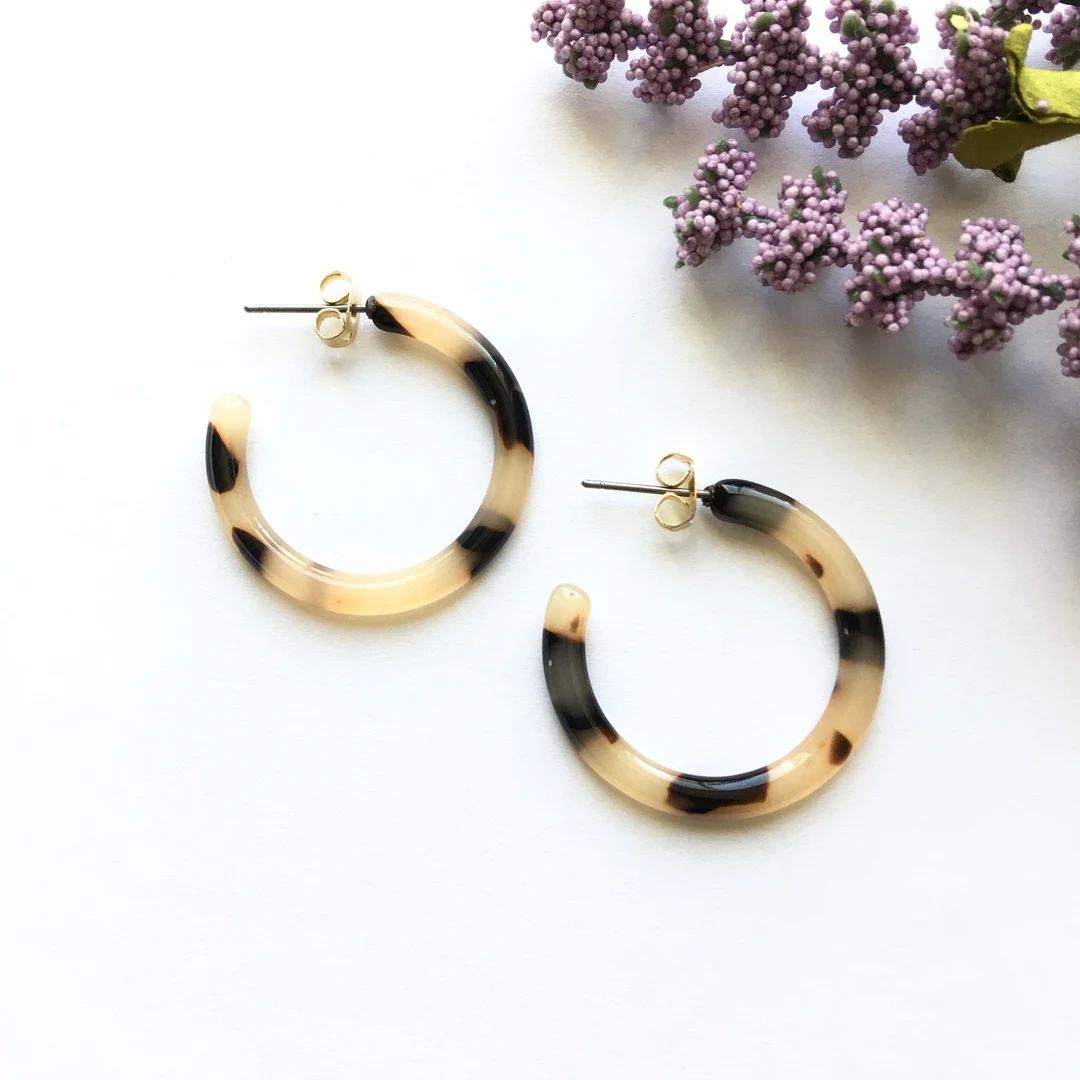 Brea Ash Blonde Tortoise Hoop Earrings, Tortoise Shell Hoop Earrings, Minimalist Hoop Earrings, S... | Etsy (US)