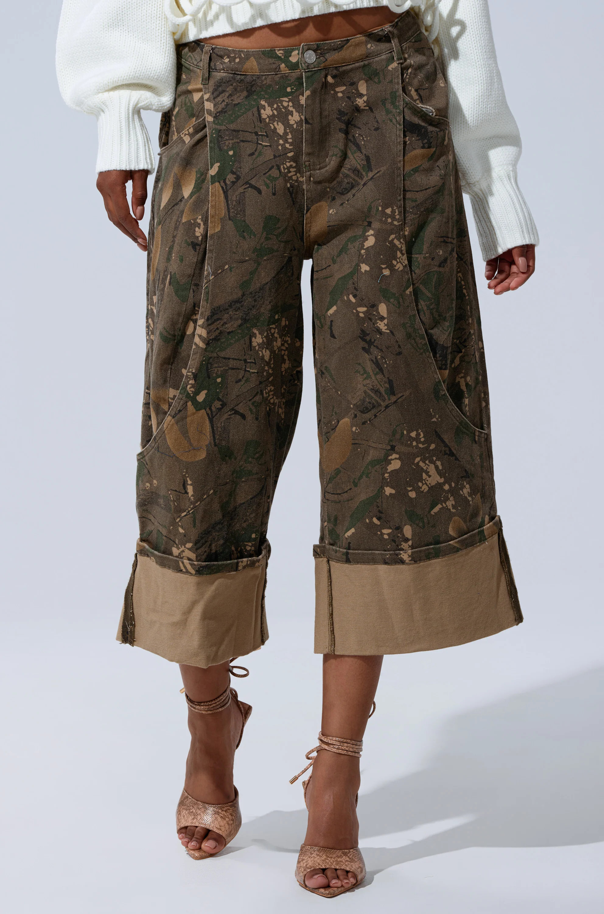 DOWN AND DIRTY CAMO BERMUDA SHORT | AKIRA