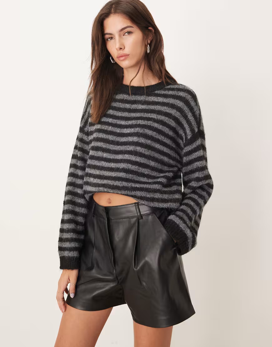 Mango – Shorts aus Kunstleder in Schwarz mit Bundfalte vorne | ASOS (Global)