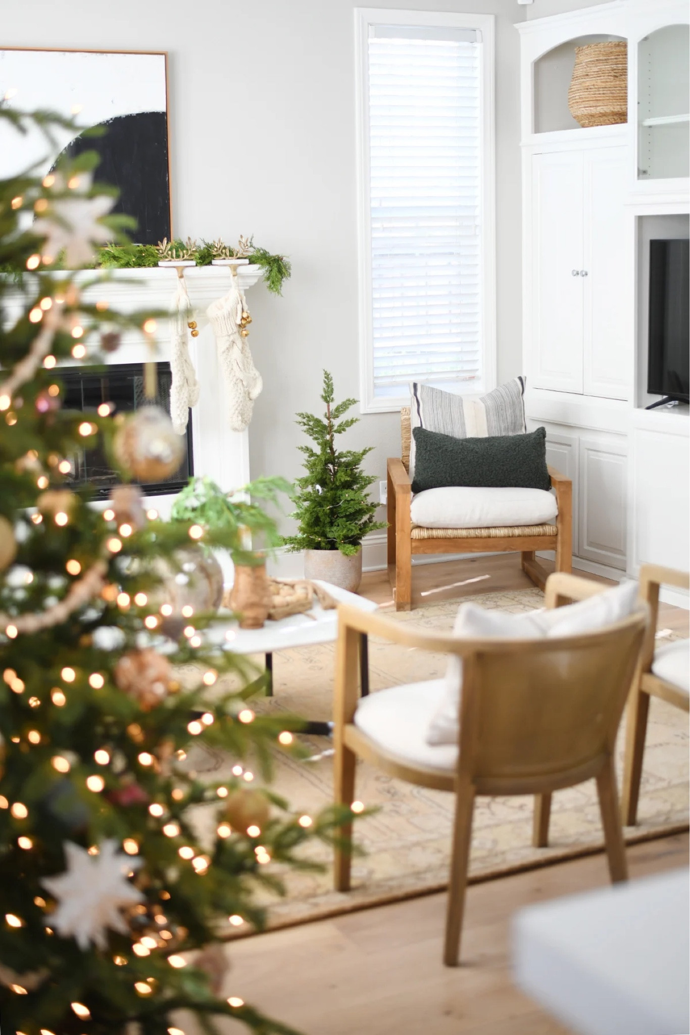The Christmas tree is up! I LOVE this Amazon tree so much! It’s always fun to rearrange the furniture and try out different layouts.🤪





#LTKhome #LTKHoliday #LTKsalealert