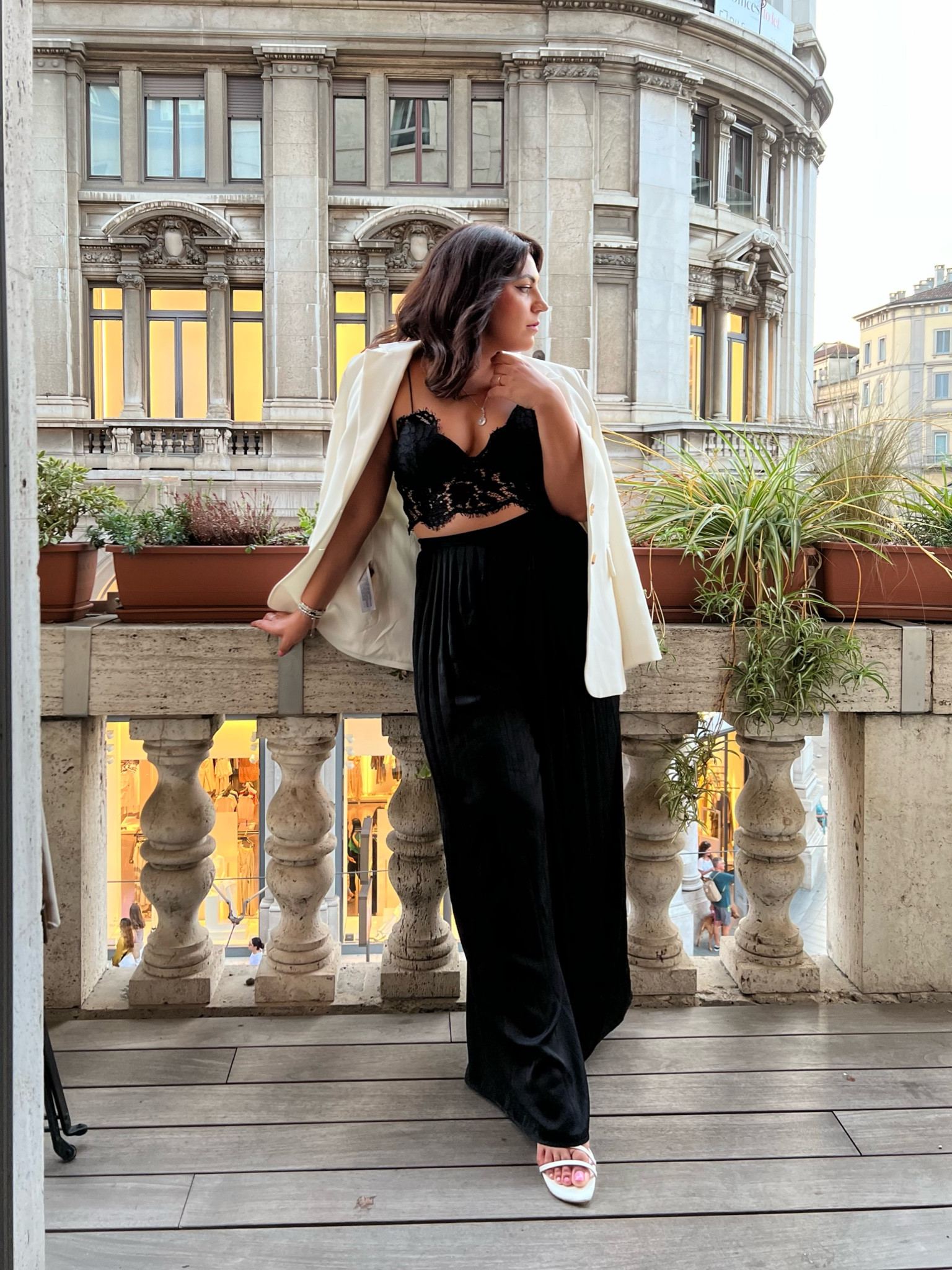 Outfit of the night per un evento in duomo a Milano! Ho scelto top di pizzo, pianta palazzo e blazer bianco per creare un look sofisticato, classy e femminile che rimanesse però comodo 

#LTKunder100 #LTKFind #LTKeurope