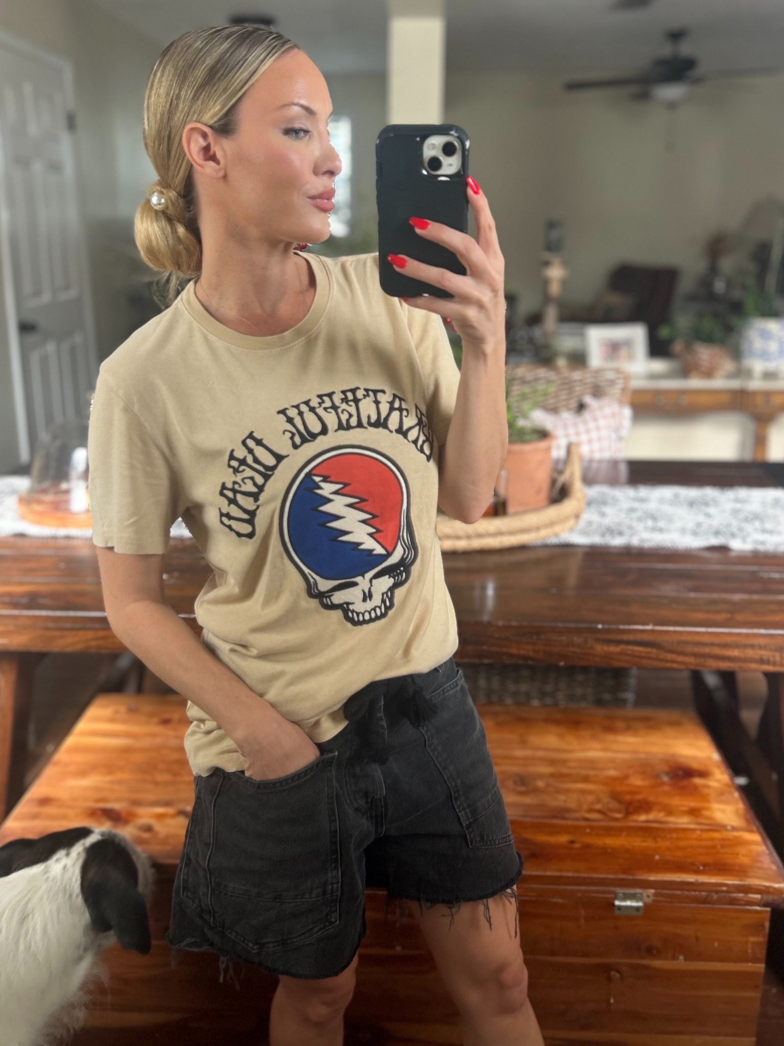 Meal Prepping for the week- I always just want a chill vibe on Mondays. Freepeople denim shorts and you know me- I’m always in a band tee ✌️

#LTKootd #LTKmomlife #LTKdayinmylife