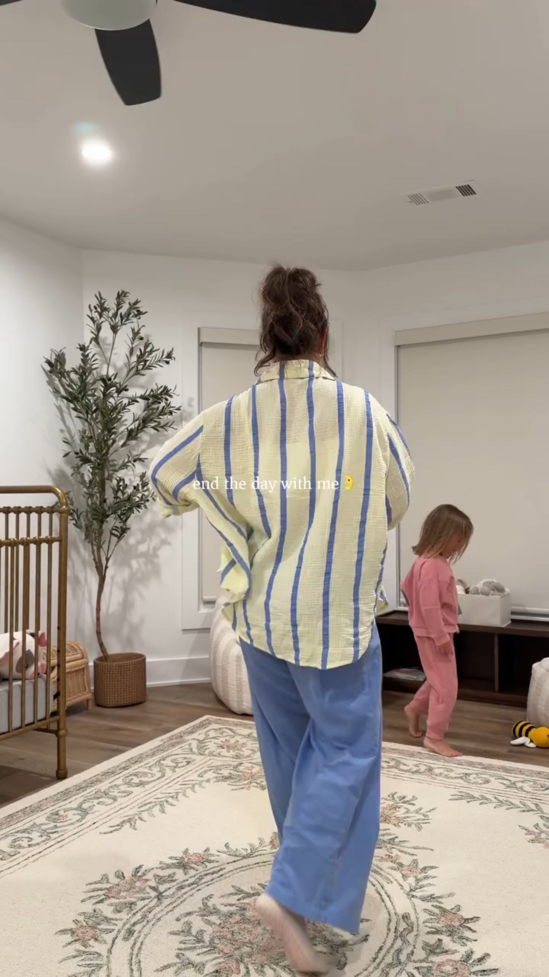 Let’s wrap up the day together🌙💤 once the girls go down between 7-7:30pm I get the house back in shape for the next day, do my skincare, drink my yummy sleepy tea, and usually watch a show. Some nights, Zach and I do this all together, but tonight he had a meeting so I just had a little me time🤍

#momroutine #bedtimevlog #bedtimeroutine