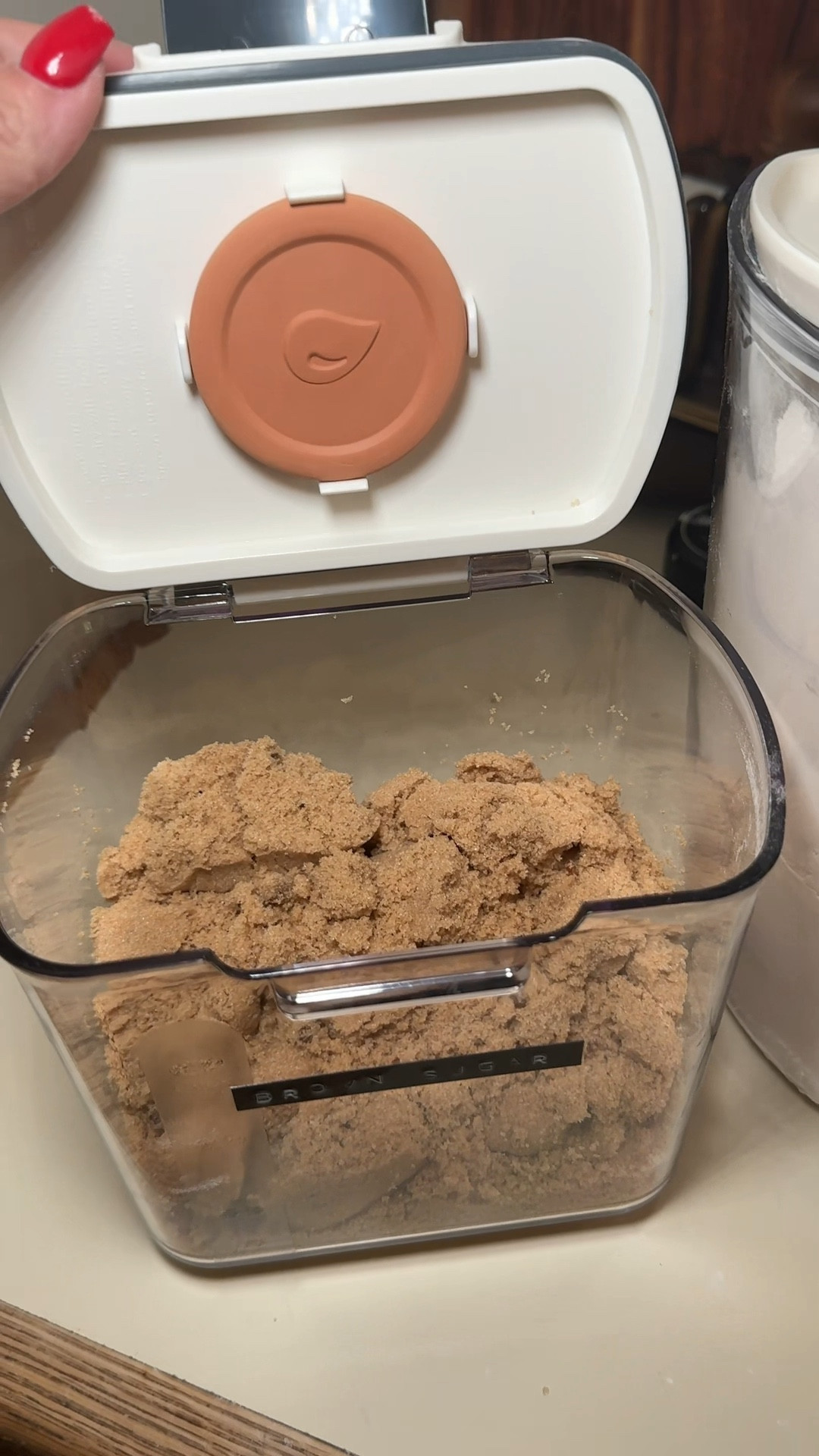 Knew it was time to organize my kitchen when I found 3 bags of brown sugar in my cabinet
#organizedhome
#organizekitchen #kitchencleaning