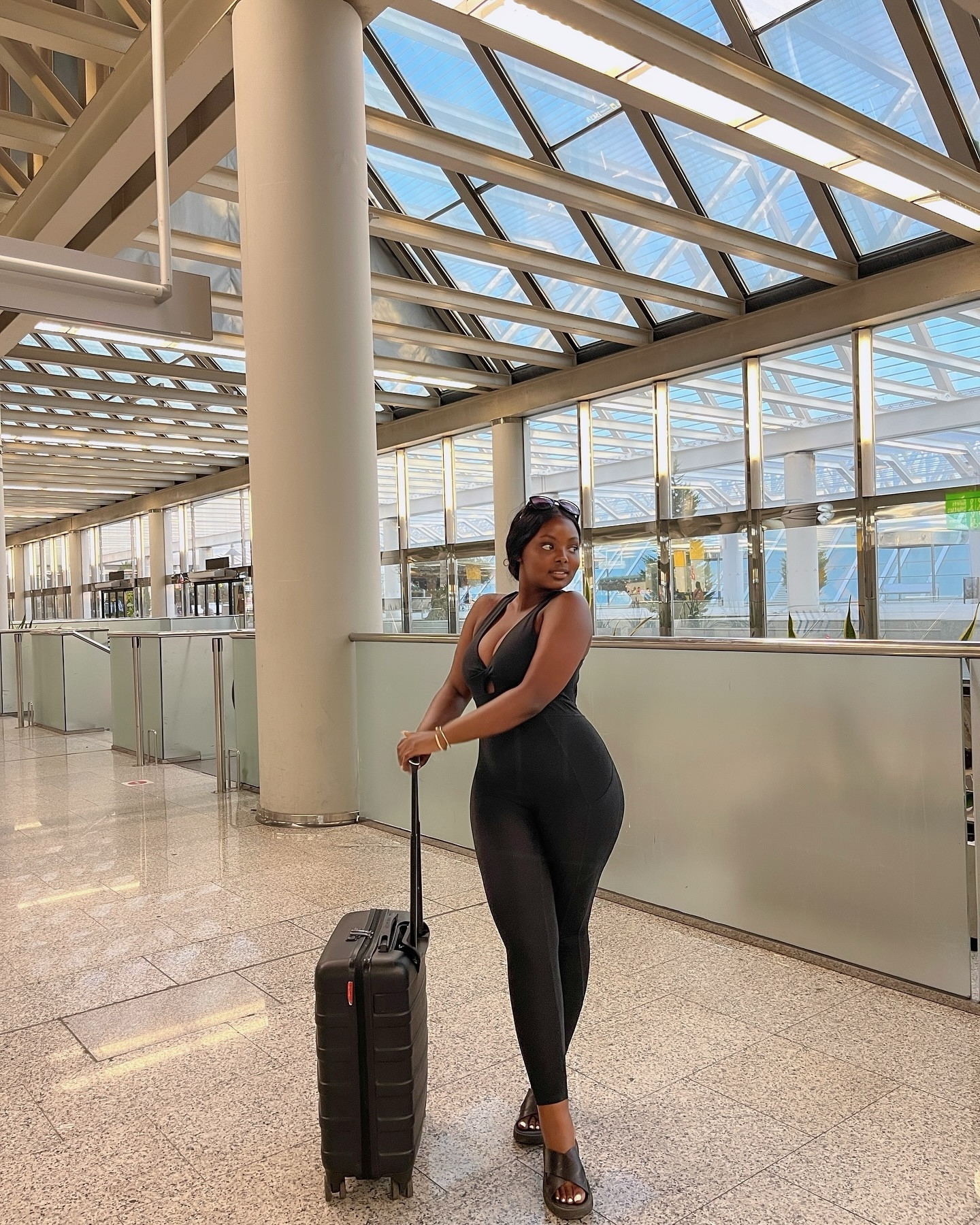 went to see the sunset from a different part of the world ✈️ ✌🏾 

black jumpsuit: @fabletics | @fableticseu  I am wearing a size small

#fableticsambassador #fabletics #airportoutfit #jumpsuit #ad

#LTKfitness