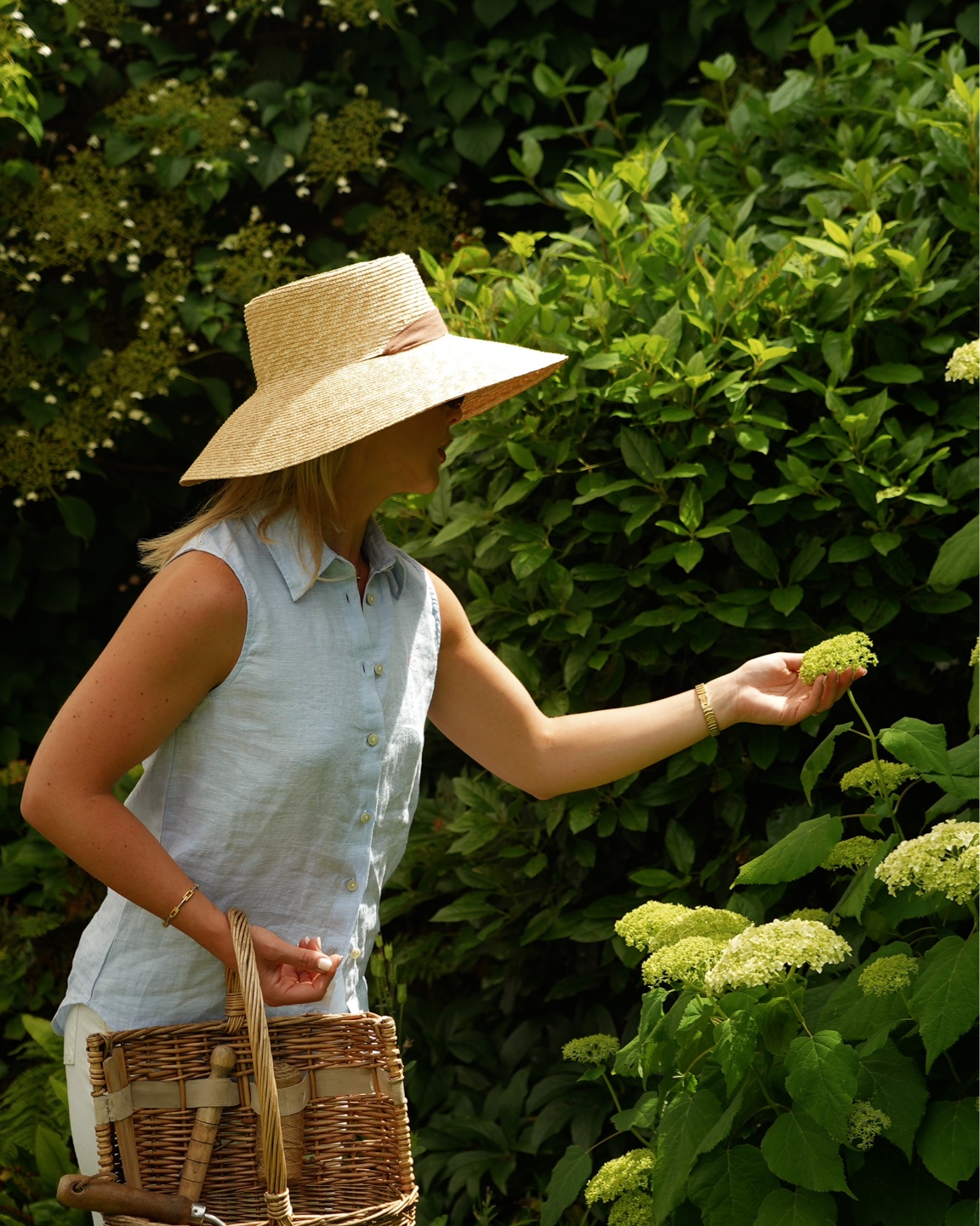 Sleeveless blue linen shirt for hot summer days

#LTKsummer