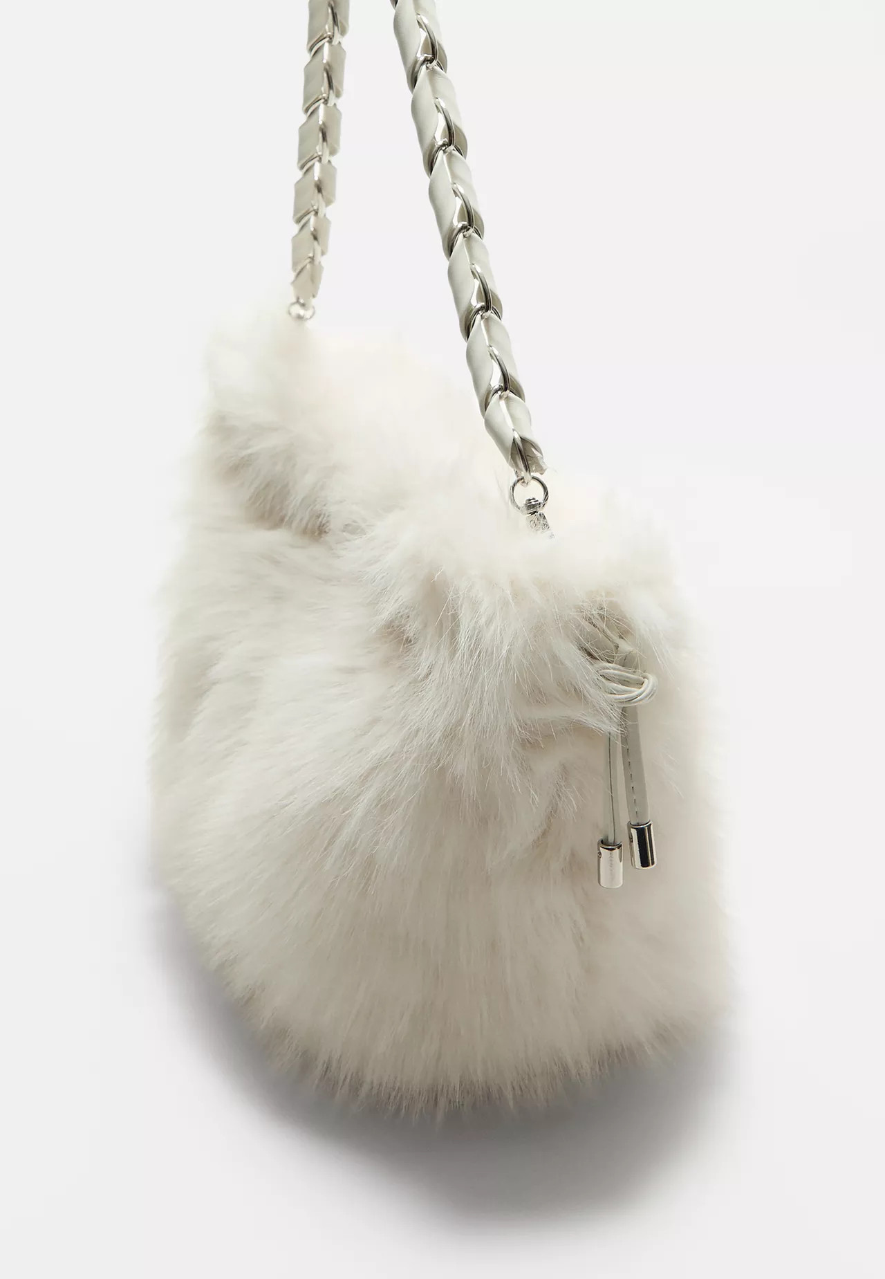Faux fur bucket bag with chain | Stradivarius (UK)