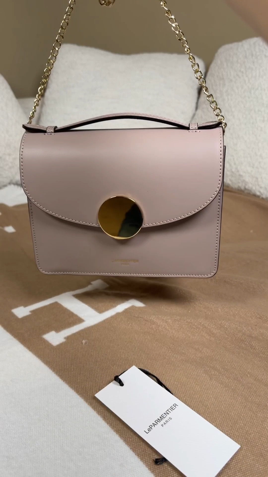 Unboxing my newest bag from Le Parmentier Paris 😍 this is the Odina top handle shoulder bag in the color mauve which is perfect to start transitioning into spring 😍 (who else is ready for spring?!?) I know I am 😅 
remium Italian calf leather
• Flap top with circular push-lock closure
• Feminine top handle for elegant carry
• Detachable shoulder strap in leather and chain
• Interior pocket and tonal stitching
• Polished gold-tone hardware
• Expertly handmade in Italy
