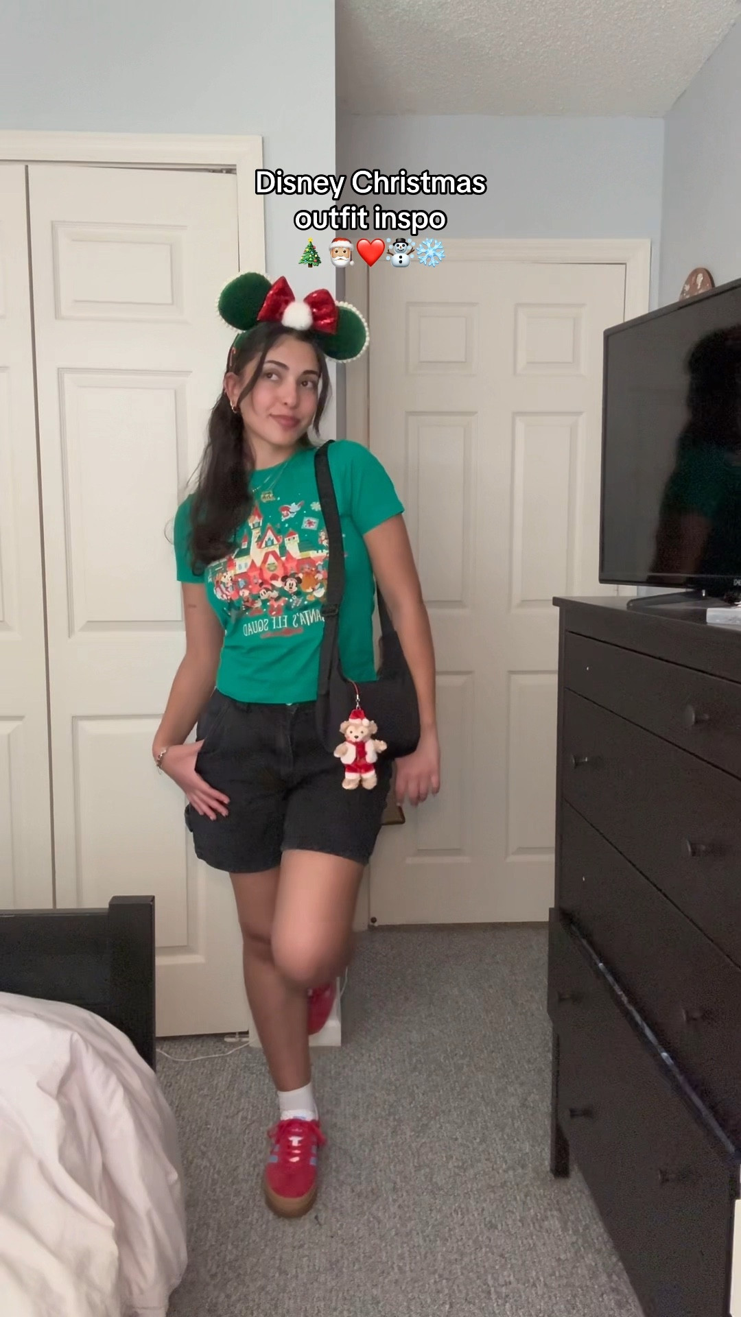 Disney Christmas outfit inspo 🎄🎅🏼❤️
Oversized shirt is from ropedropthreads 