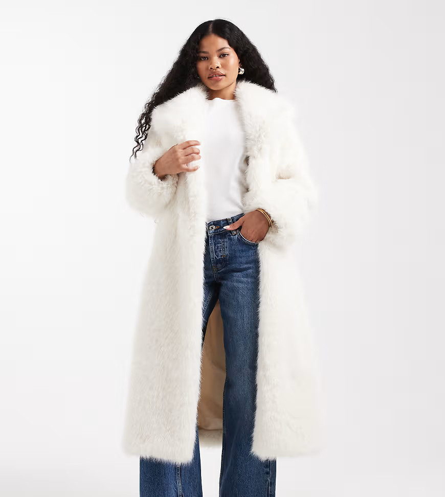 ASOS DESIGN Petite – Langer Mantel aus Kunstpelz in Creme mit Bindegürtel-Weiß | ASOS (Global)