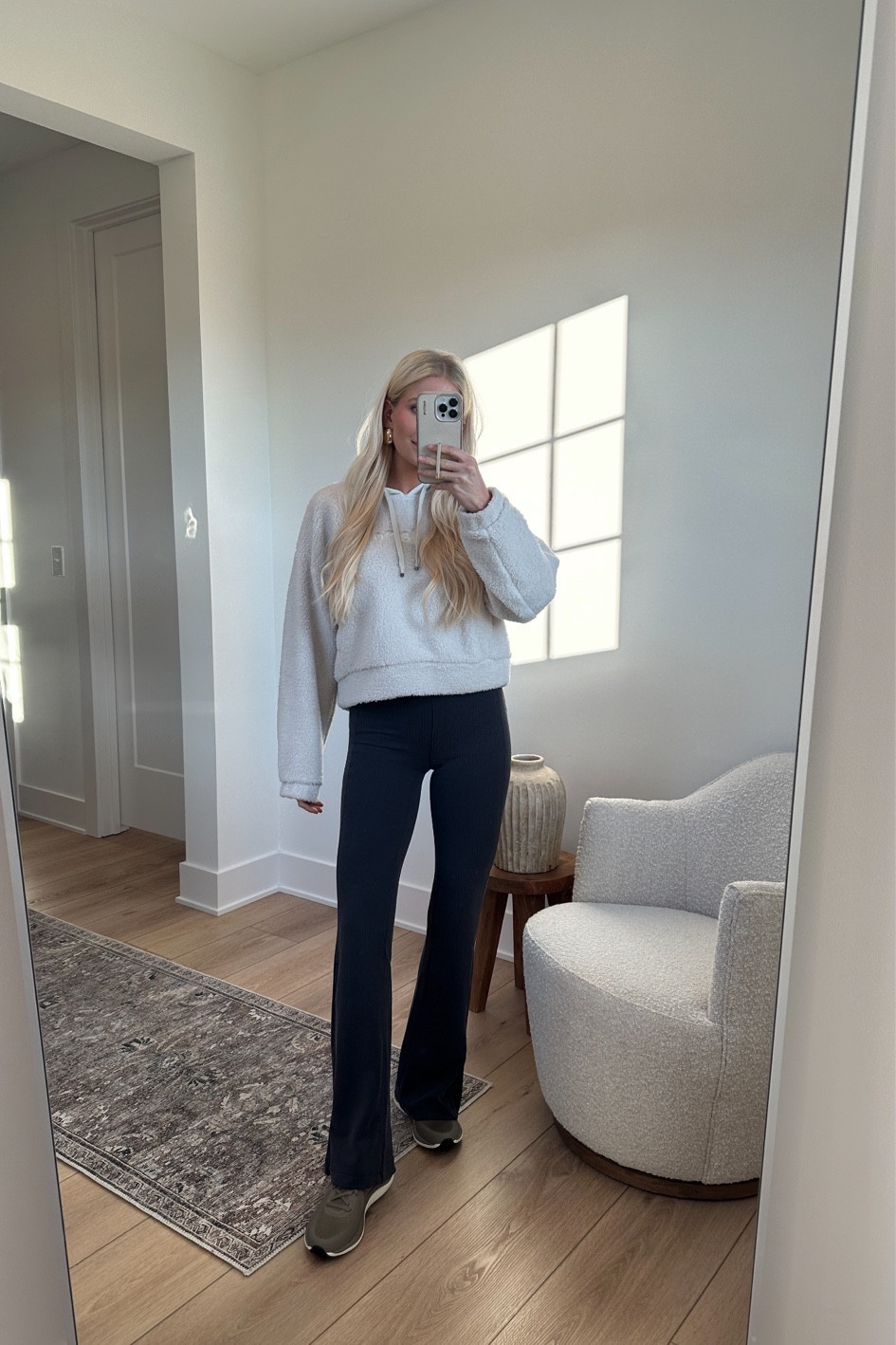 Xs/s in hoodie. 4 in pants. True size in shoes!