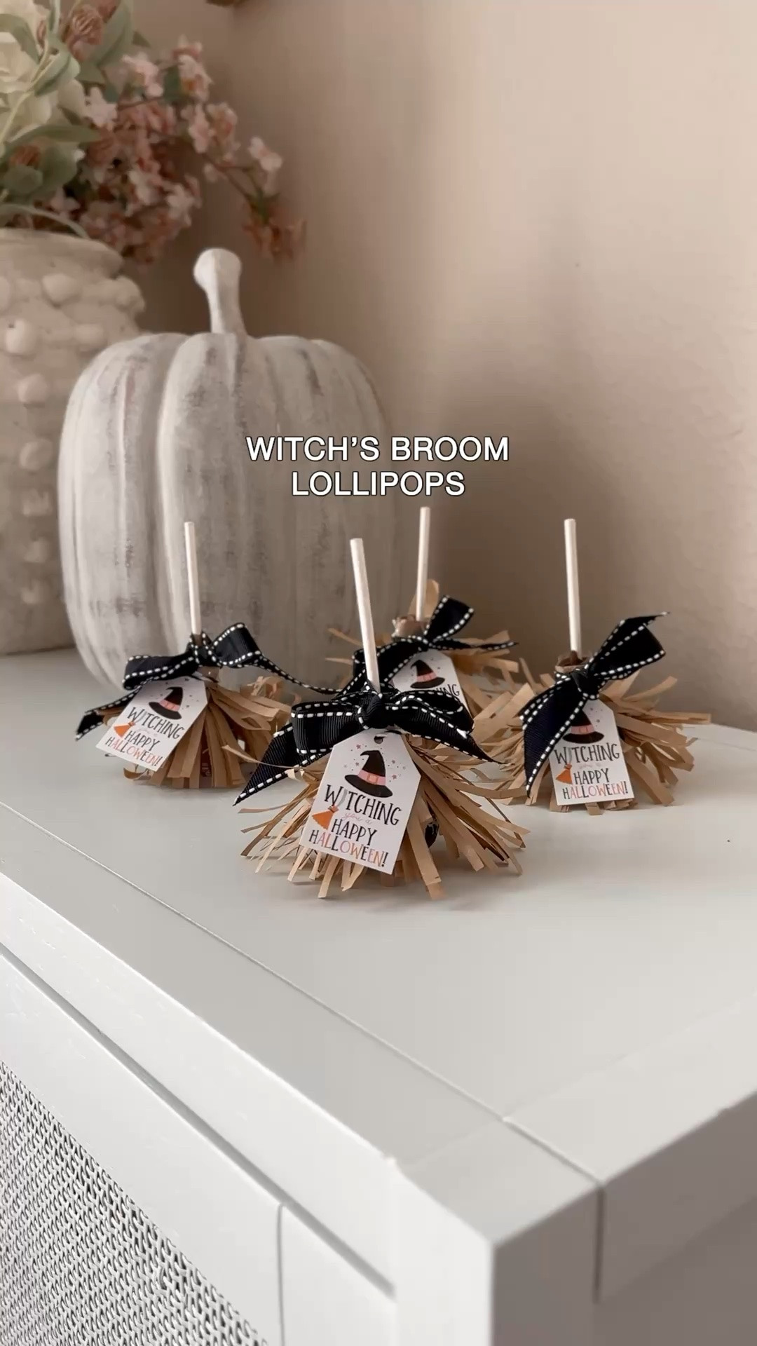 Witch’s Broom Lollipops make a fun classmate gift, trick or treat candy, or favor for a Halloween Party! 🧙‍♀️