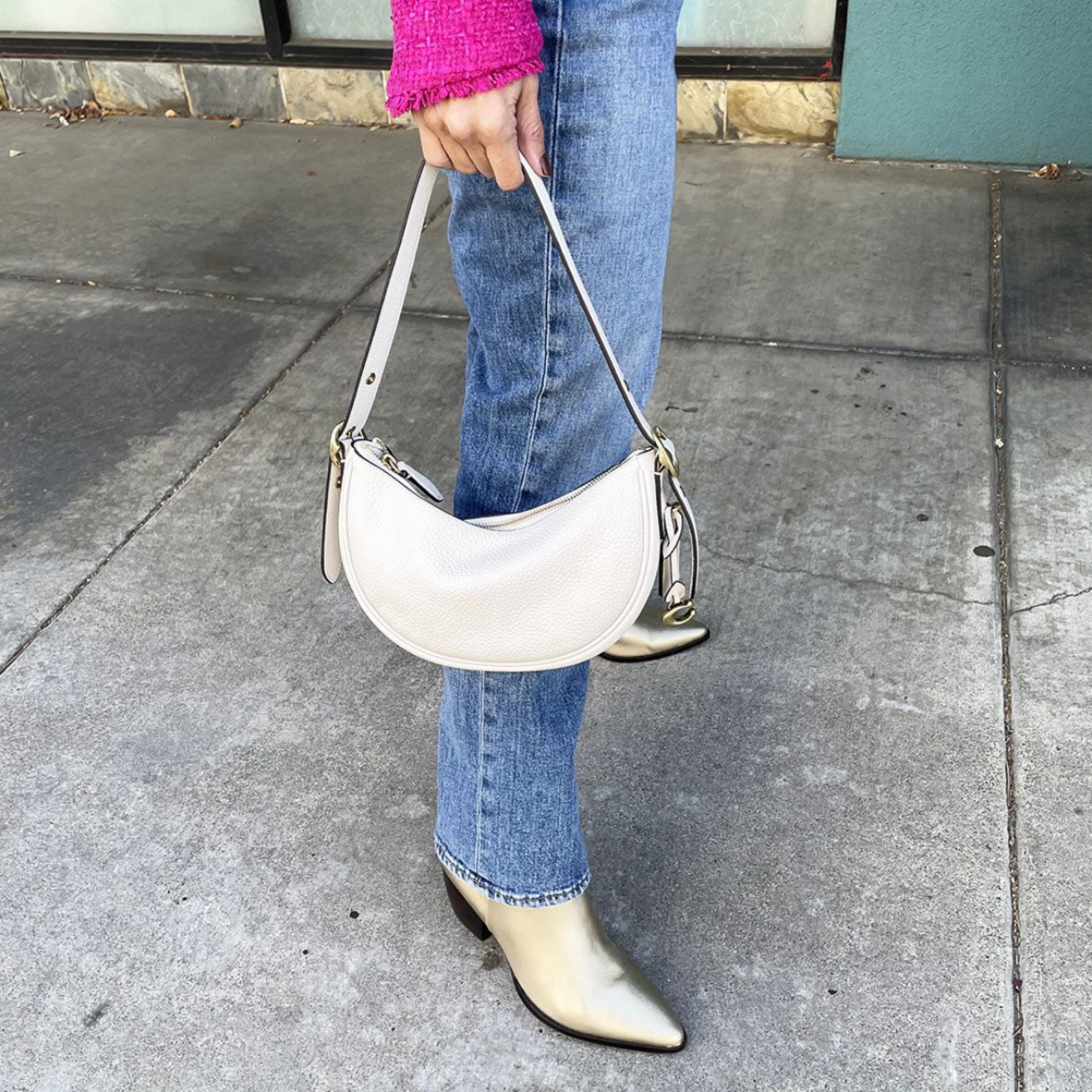 Loving the moon shaped handbag trend 🌛 this would also make a great holiday gift 🙌💚❤️🎁🎄