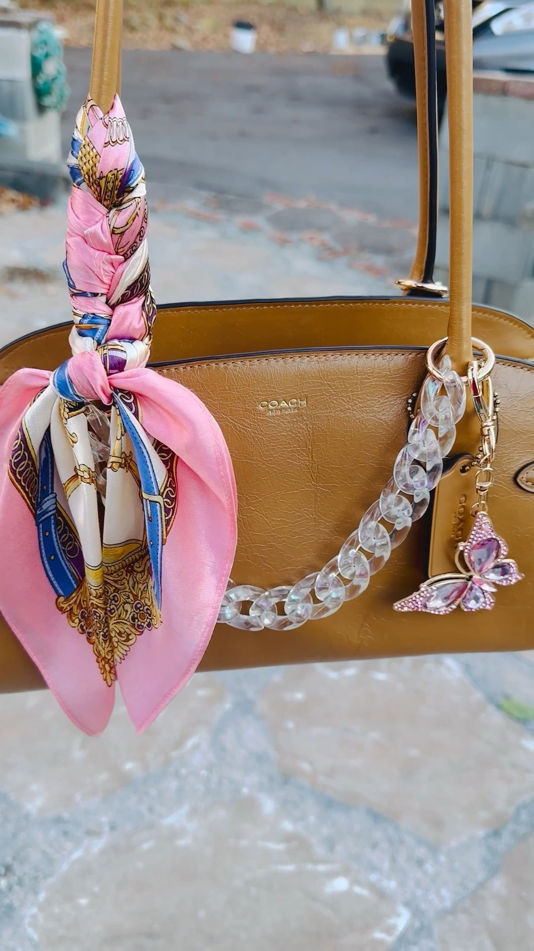 Check out this Coach Empire 34 Carryall! This east west style handbag hold a LOT! The rolled shoulder straps are really comfortable and the glazed leather is super soft! Great everyday bag! 💖

#LTKItBag