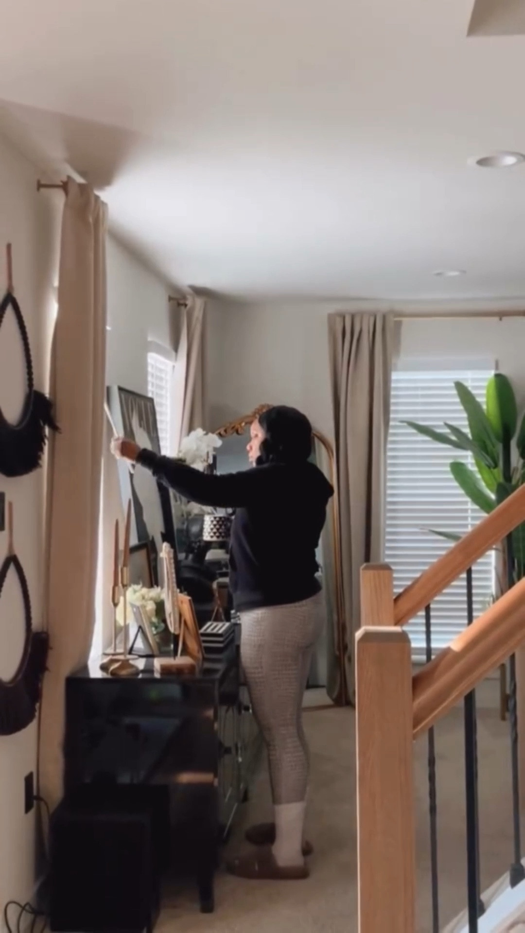 I’m the open my blinds type of girl if I see the sun shining. Y’all fur baby around the home somewhere! 

Gym ✔️
Work 9-5 ✔️
Need to do another 2.5 miles

Happy Monday to you