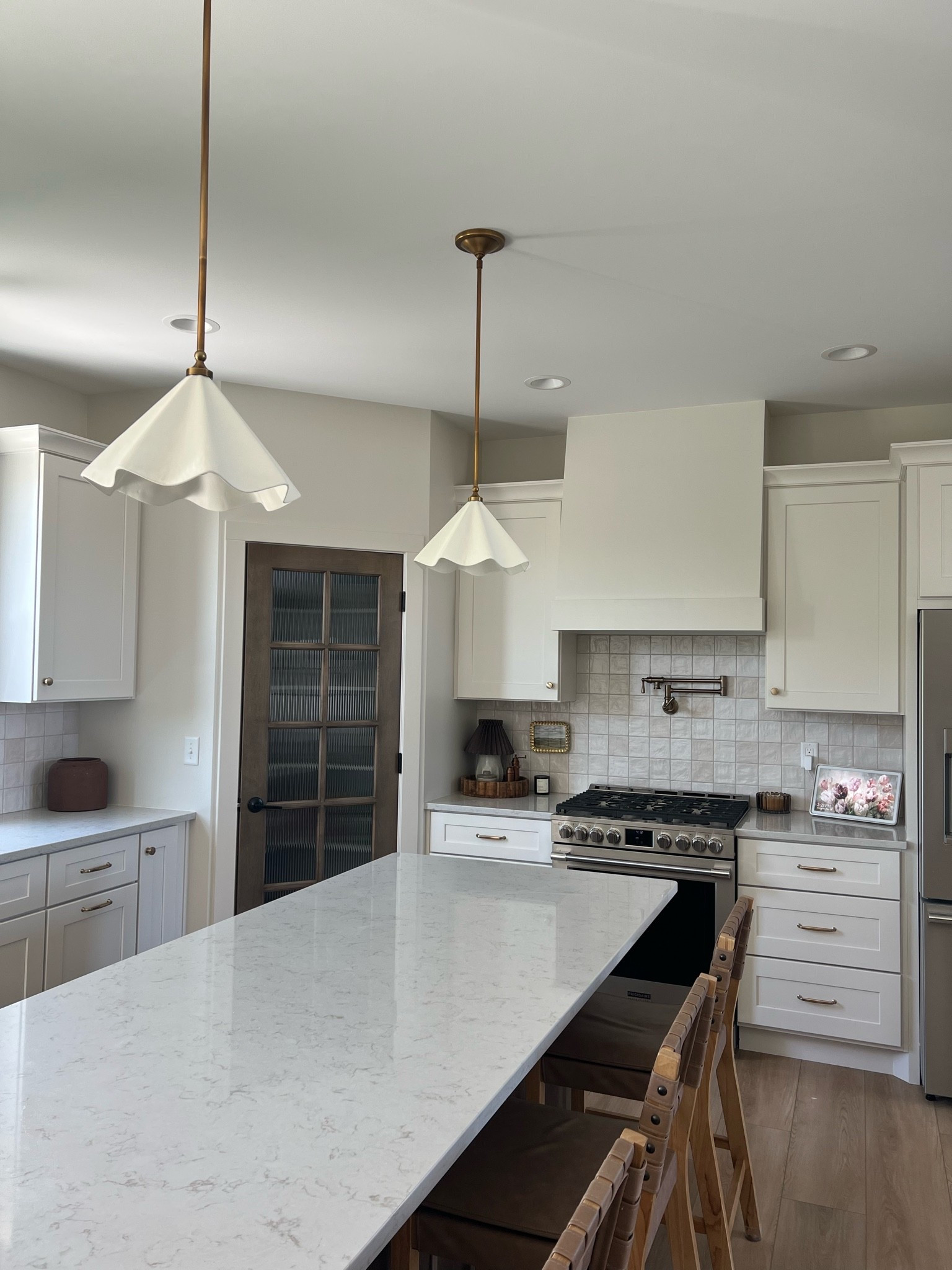 Swapping builder-grade for something with a little more character little by little. Now we need to add some color/pattern/texture to this kitchen! Thinking come cute cafe curtains next!💡
