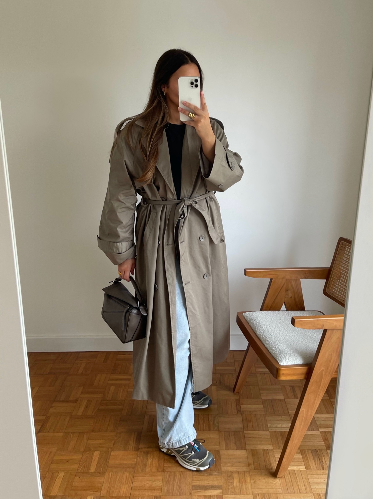 trench
City break outfit 
OOTD
Loewe puzzle bag
Blue jeans
Spring style
Salomon sneakers