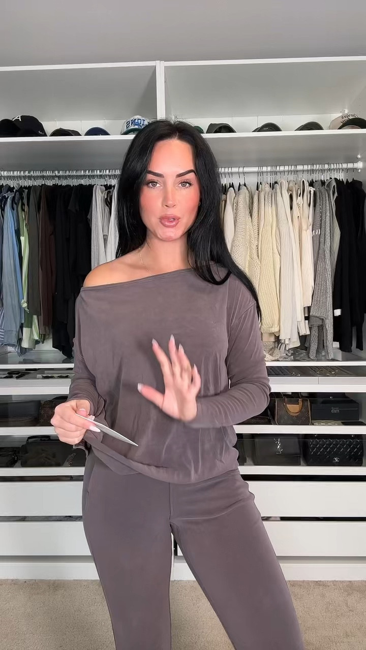 Cozy vibes, elevated style ✨ Loving the Drapey Softstreme Off-the-Shoulder Long Sleeve from Lululemon. Soft, stylish, and so versatile! This one’s a new staple in my wardrobe. 

I will have it 🔗 on my LTK in the Lululemon section. I’m wearing a size small my both.

My measurements 📏
5’7, 145lbs, 32dd

@lululemon #lululemoncreator #ad #lululemonsoftstreme #lululemonespresso #lululemonnewarrivals #flatepants #lululemonlounge 

#LTKU #LTKActive #LTKWatchNow