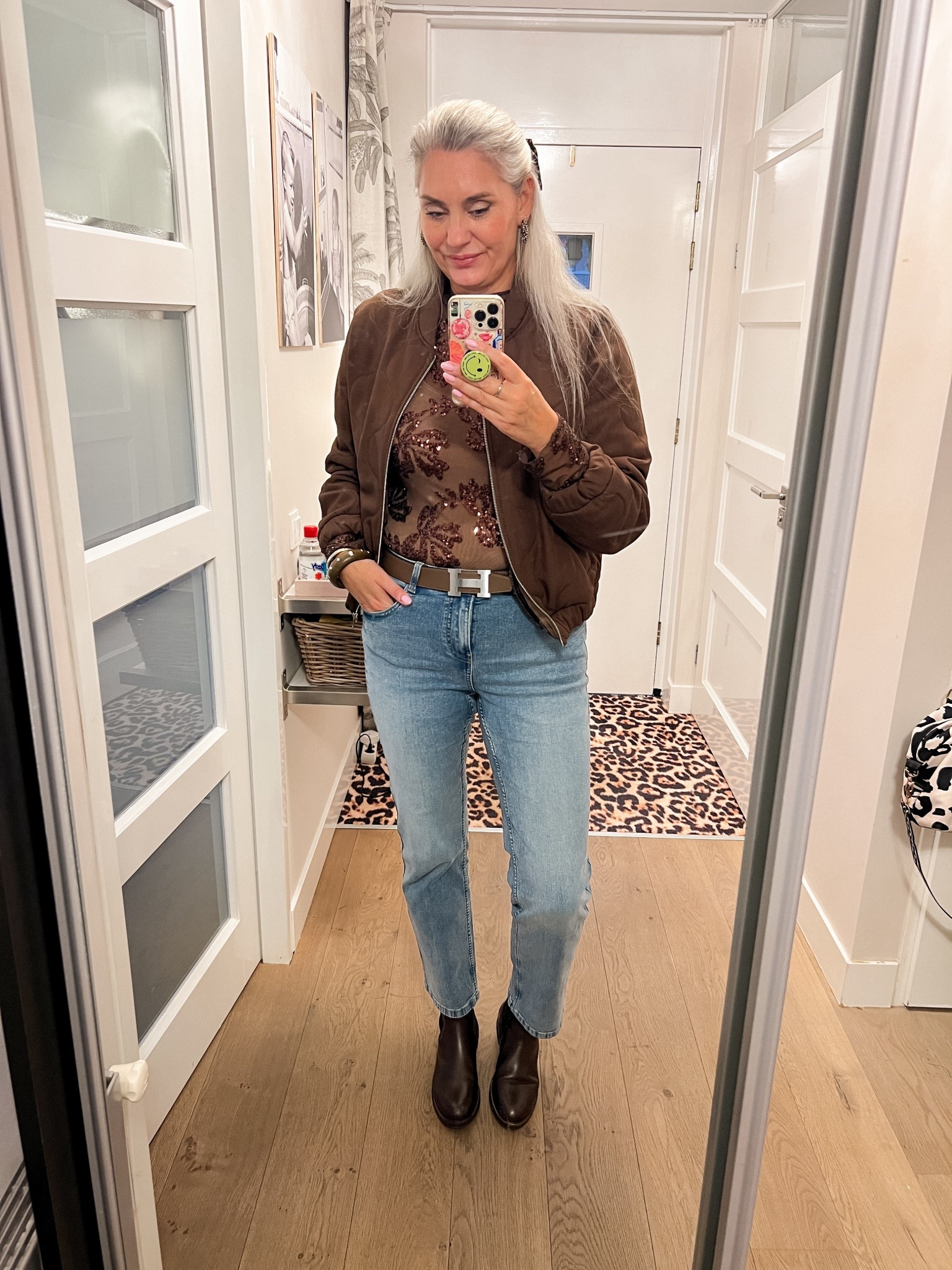 OOTD - Vrijdag. Bruine mesh top met pailletten (L, https://most-wanted-nl.mtpc.se/5827360), bruin bomberjack via Friends of Online (code friendsofmarlous10), jeans met stretch (maat 40, https://ms-mode-nl.mtpc.se/5828344) bruine Chelsea boots van Hey Marly. Houten armband met studs. 



#LTKnederlands #LTKeurope #LTKpartywear