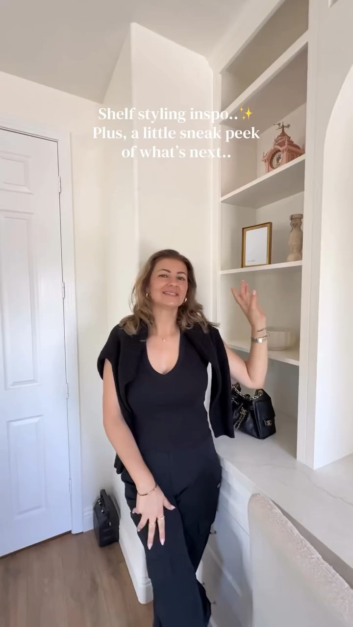 ✨A little behind-the-scenes look at the styling of my client’s shelves ✨ layering in pieces that add personality, balance and a personal touch.. 🤍 and a little tease of what’s coming next
@nnatalieaguilarr @natalientheaguilars 

#ShelfStyling #HomeDecor #HomeStyling #clientproject #nubiahome