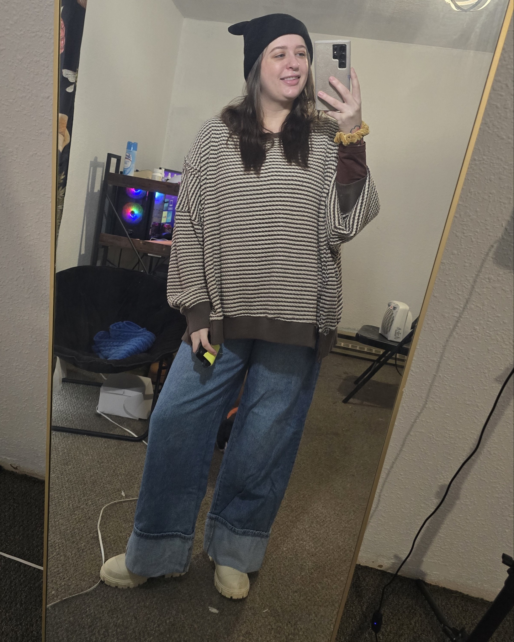 Can’t go wrong with the AE Big Hug Sweatshirt and some baggy jeans. Plus the trendy white rain boots that are perfect for my job lol
#Americaneagle #AE #AEbighug #cadualstyle #neutralstyle #nuetralsweatshirt 
#whiteboots


#LTKSeasonal #LTKFindsUnder100 #LTKStyleTip