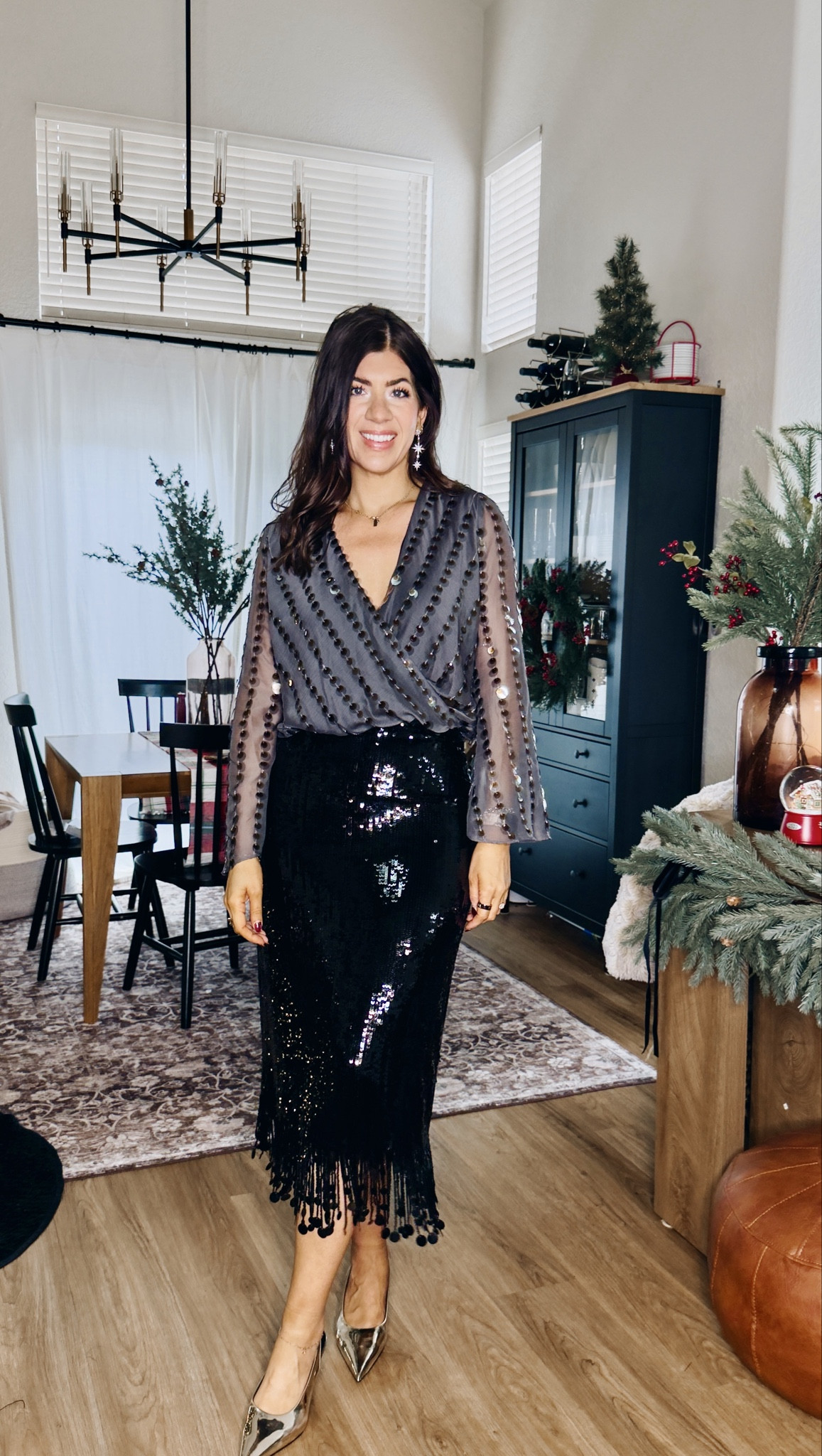 Curvy midsize Zara try on
In a medium sequin faux wrap top
Medium sequin skirt


#LTKHoliday #LTKMidsize #LTKFindsUnder50