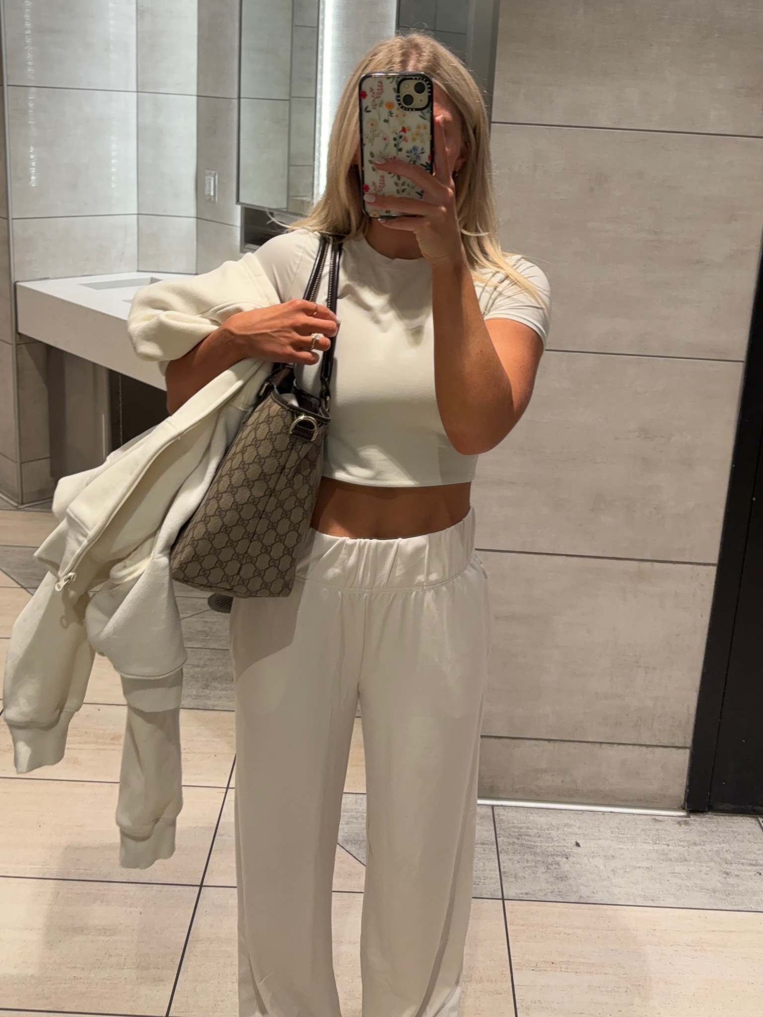 Airport ootd 🛫

Cozy earth code SYDNEY40