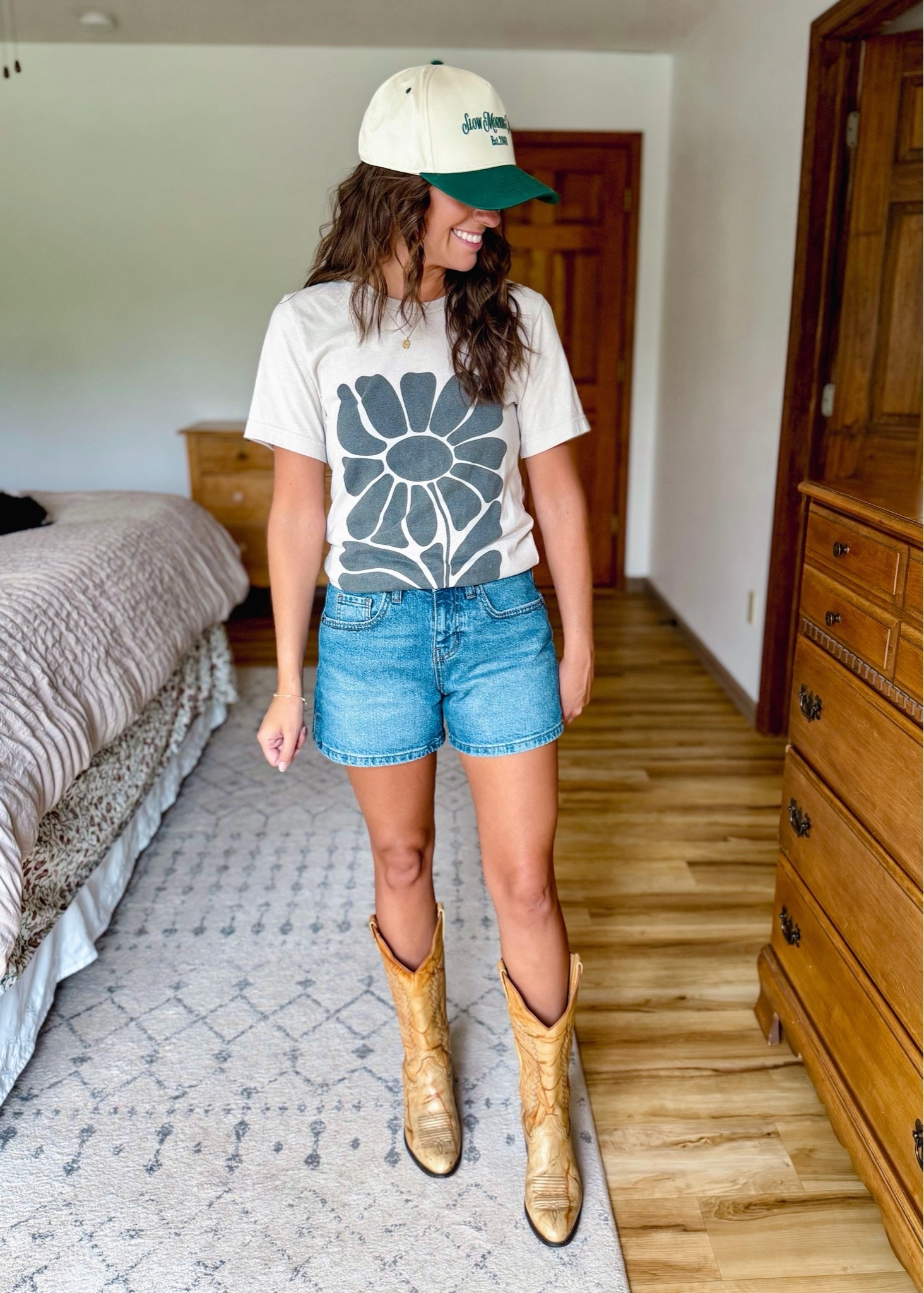 Country Concert outfit🤠🎶👢

My cowboy boots are from eBay, linked some similar ones (check eBay for cute secondhand ones!)

small in my tee shirt, 00 in my denim shorts (medium wash).